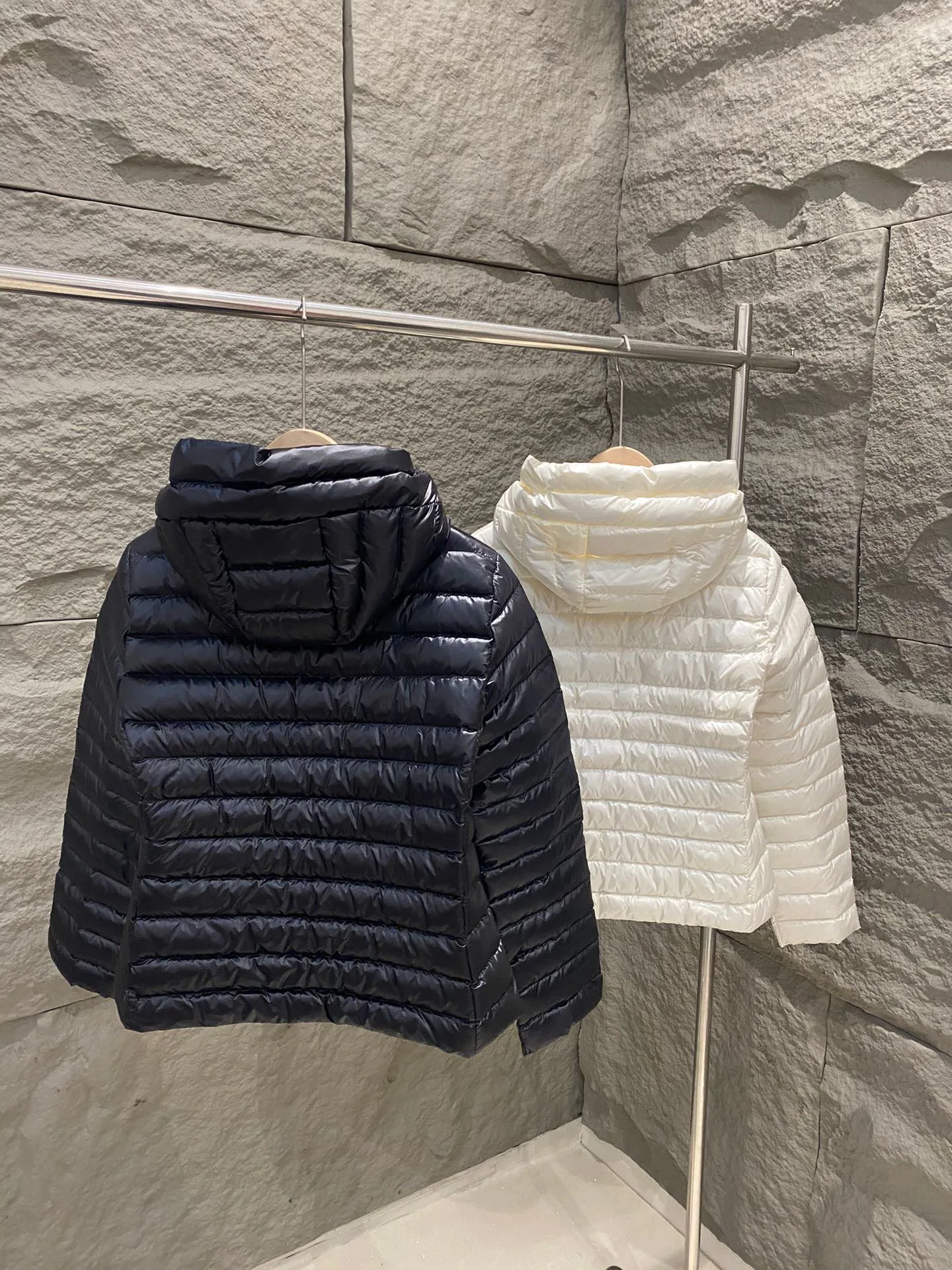 Women's Jackets And Down Jackets MONCLER 17964338