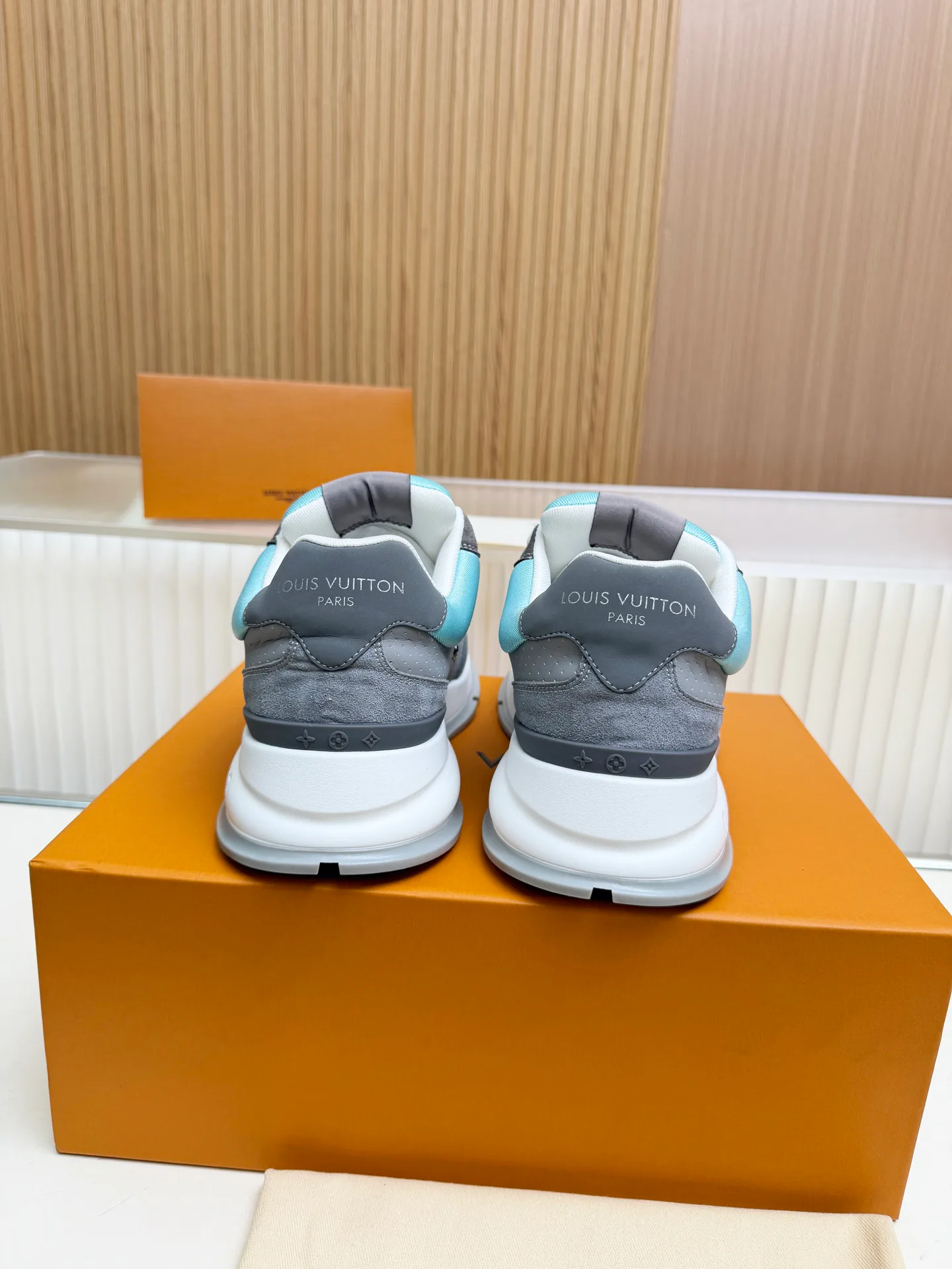Women's Sneakers LOUIS VUITTON 18212255