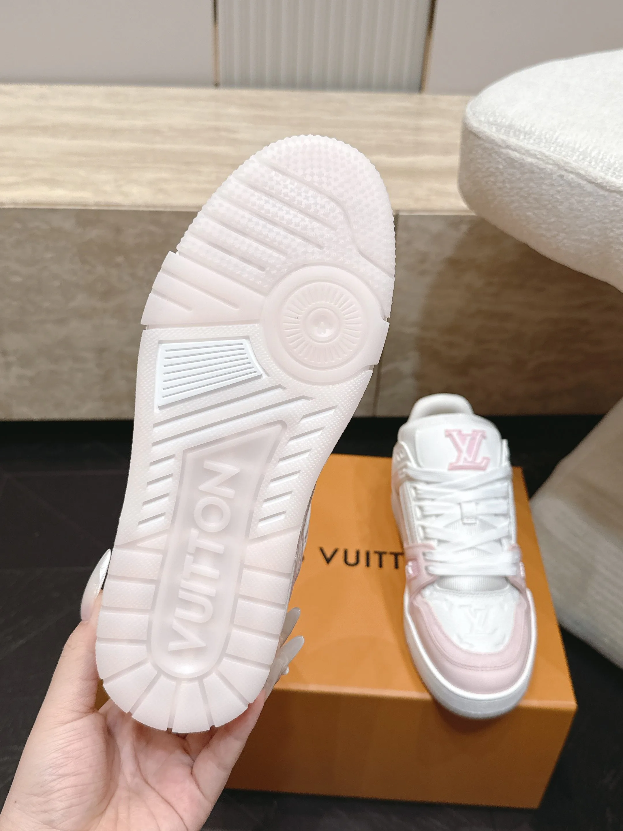 Women's Sneakers LOUIS VUITTON 17845996