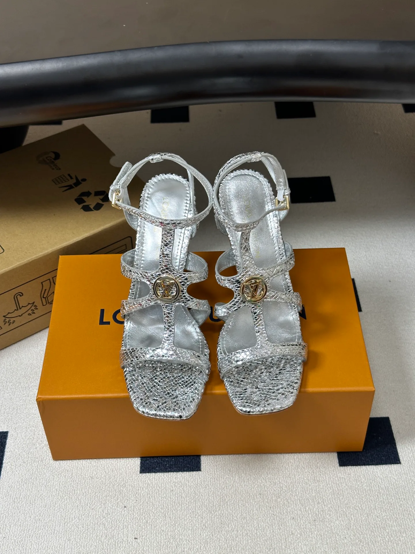 Women's Open-Toe Sandals LOUIS VUITTON 17768206