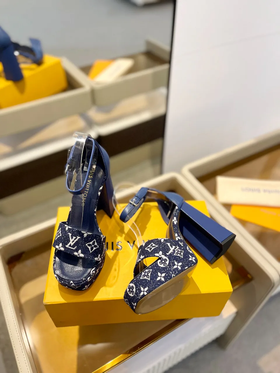 Women's Open-Toe Sandals LOUIS VUITTON 17946842