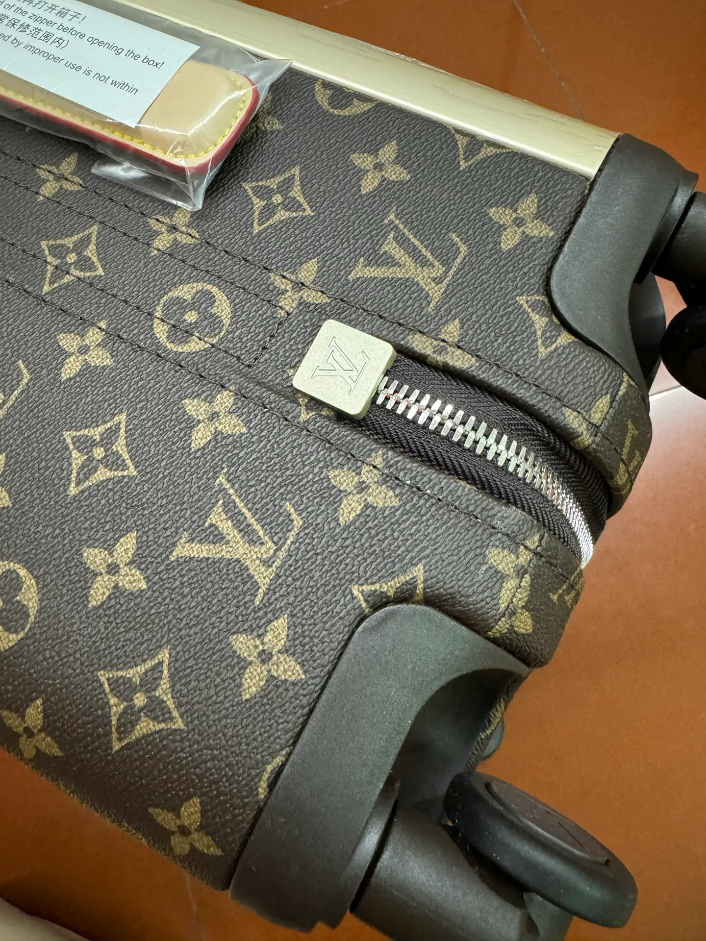 Suitcases LOUIS VUITTON 18366333