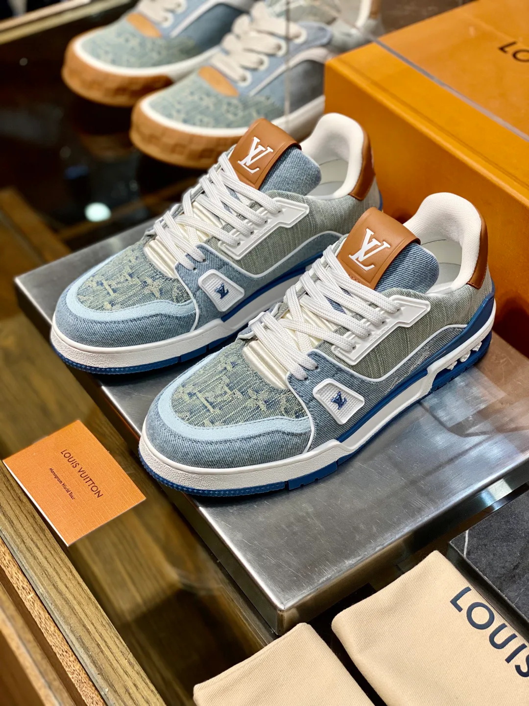 Women's Sneakers LOUIS VUITTON 17399408