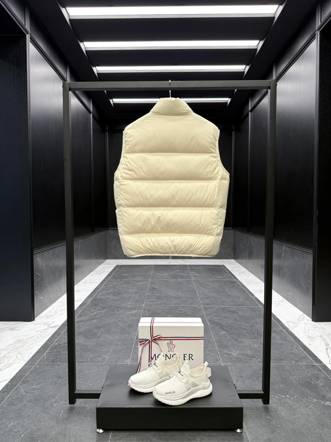 Men's Vests MONCLER 18007570