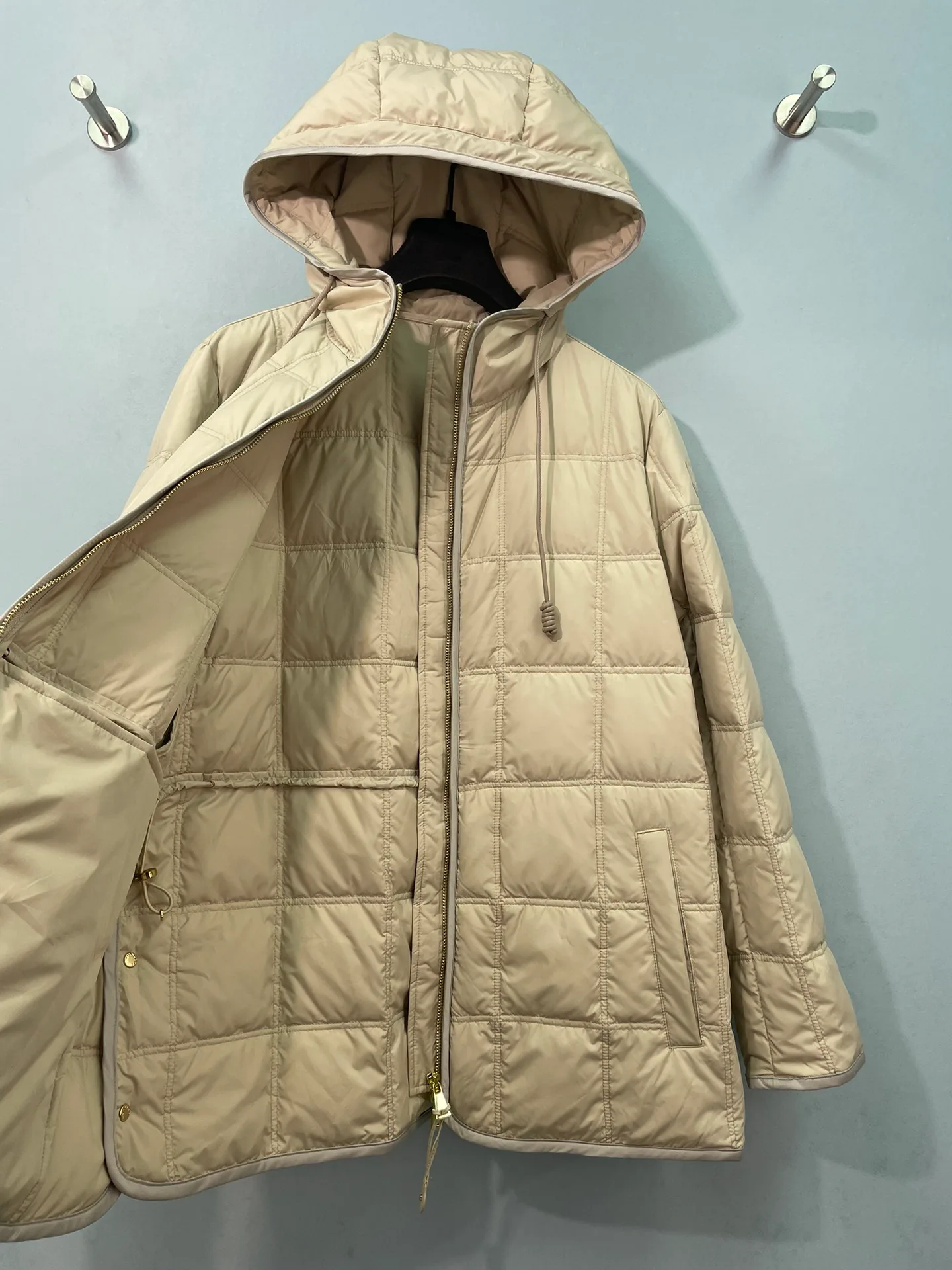 Women's Jackets And Down Jackets MONCLER 18513394