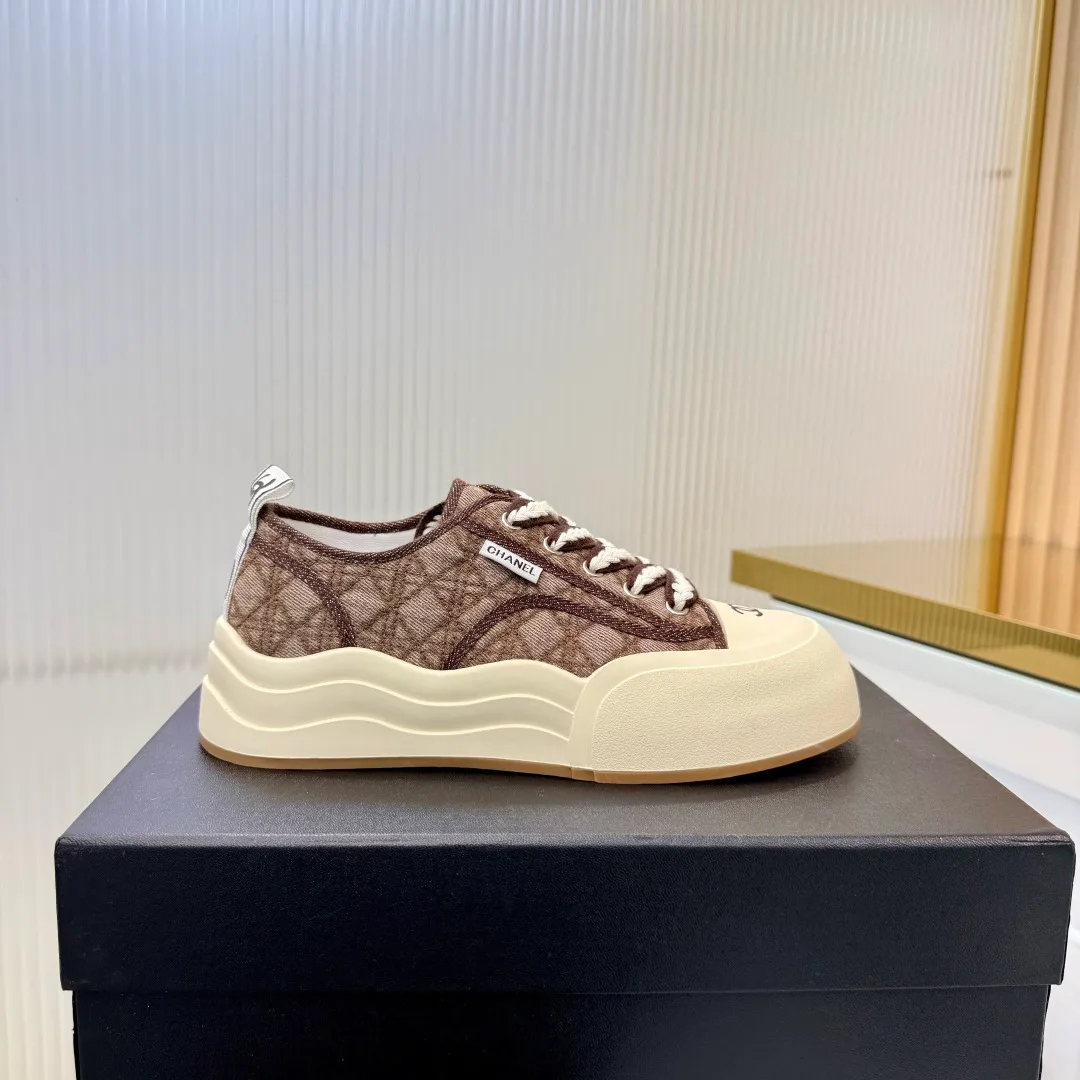 Women's Sneakers CHANEL 18366979
