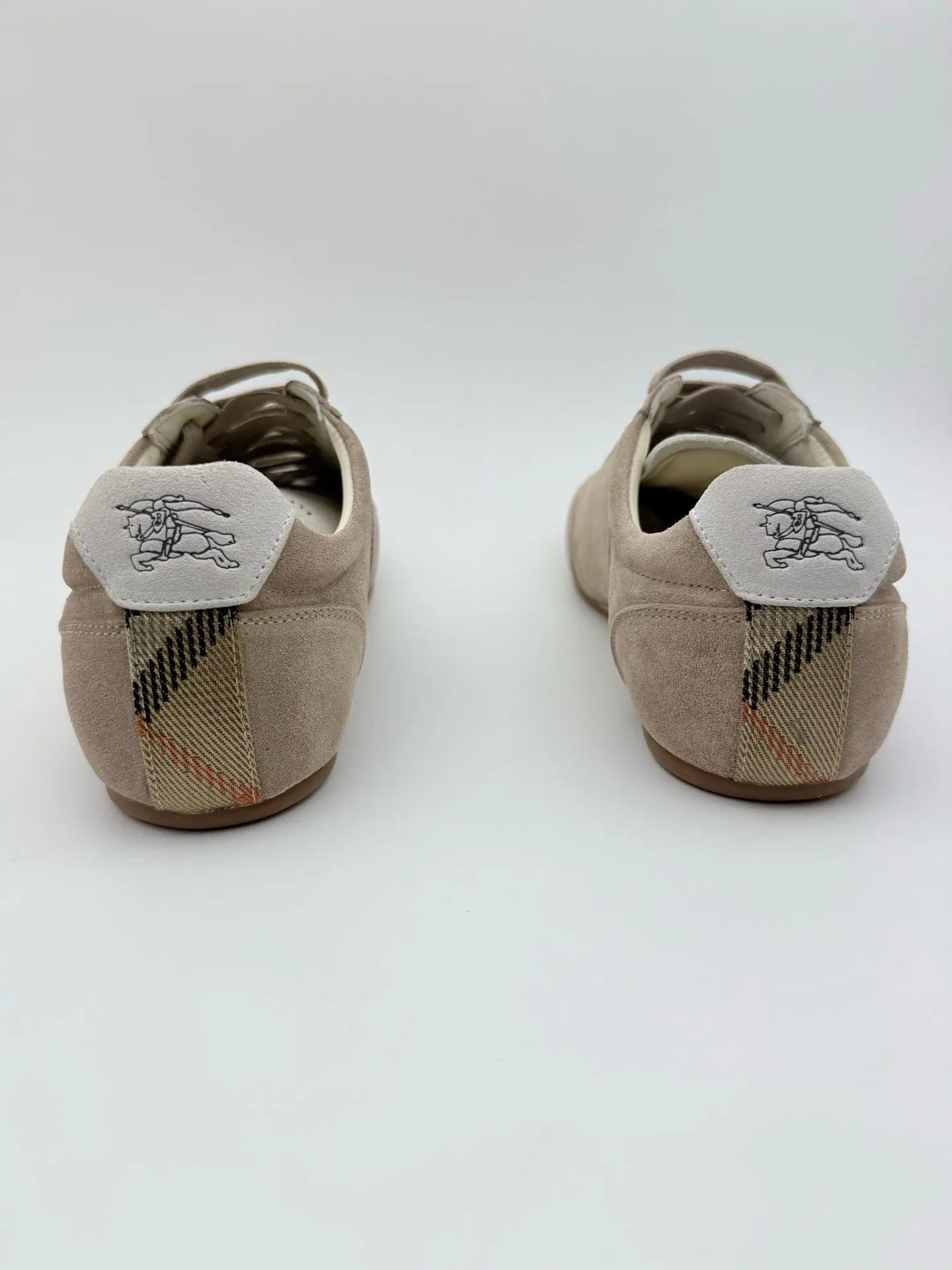 Кроссовки Женские Burberry 18589210