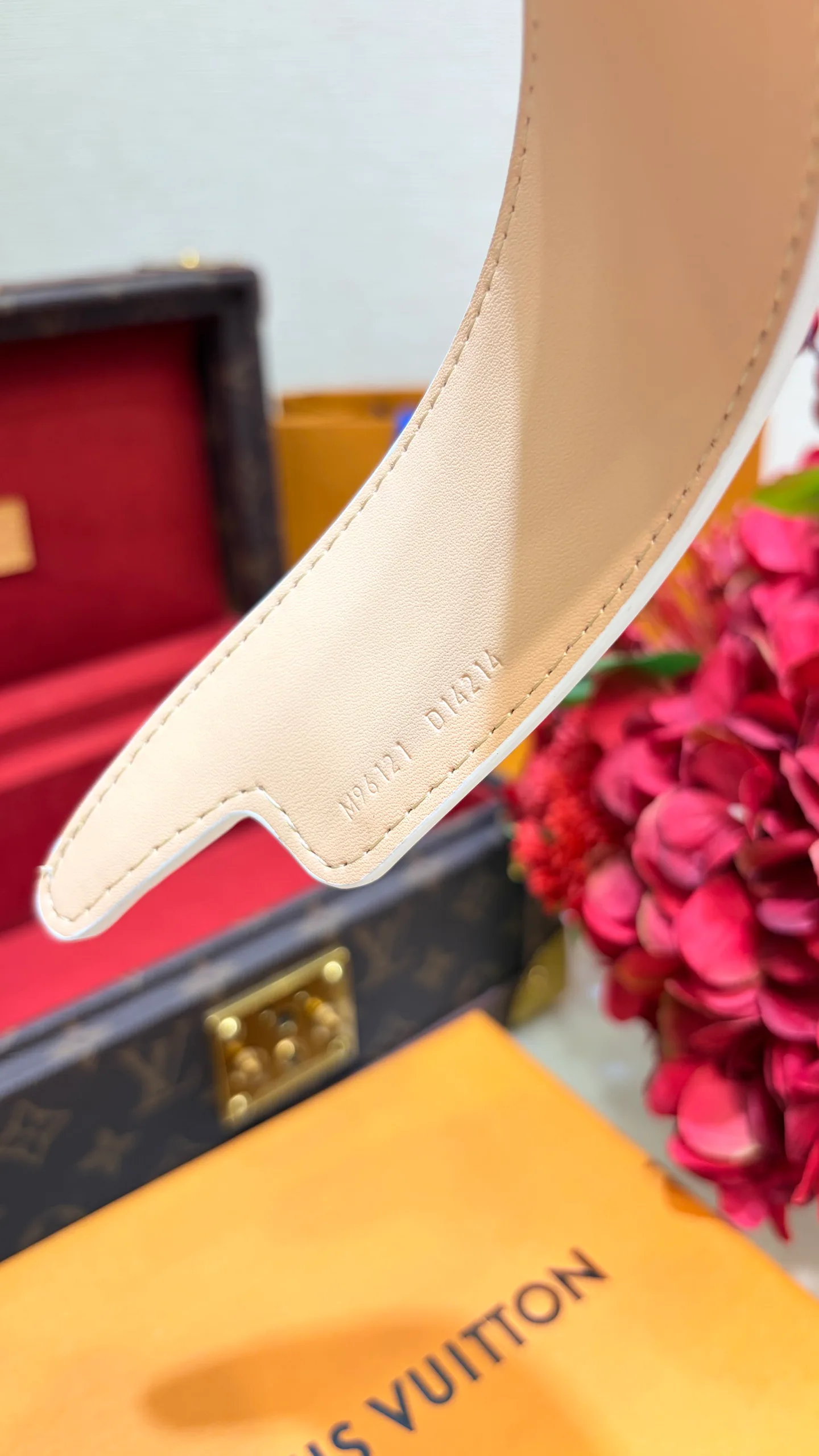Hats LOUIS VUITTON 18202156