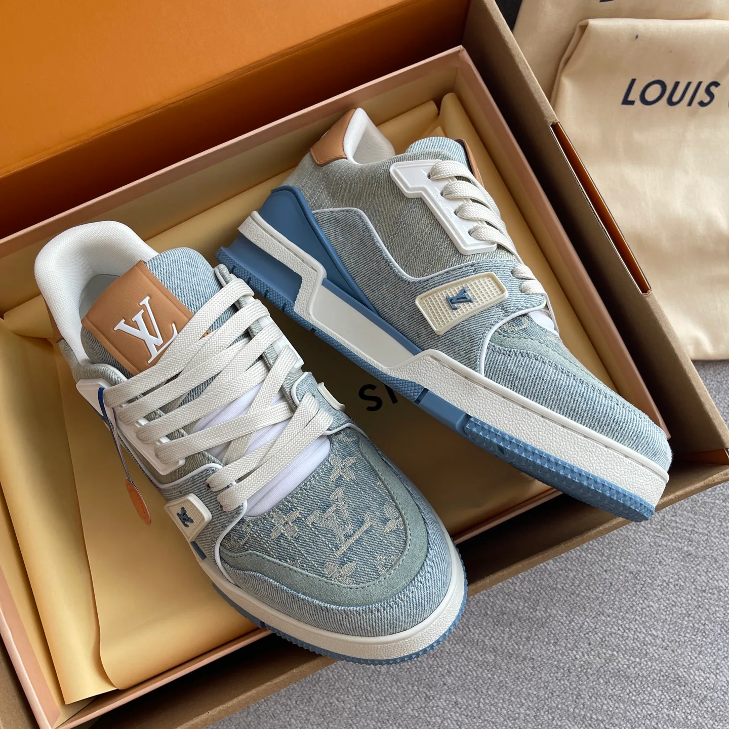 Women's Sneakers LOUIS VUITTON 17511541