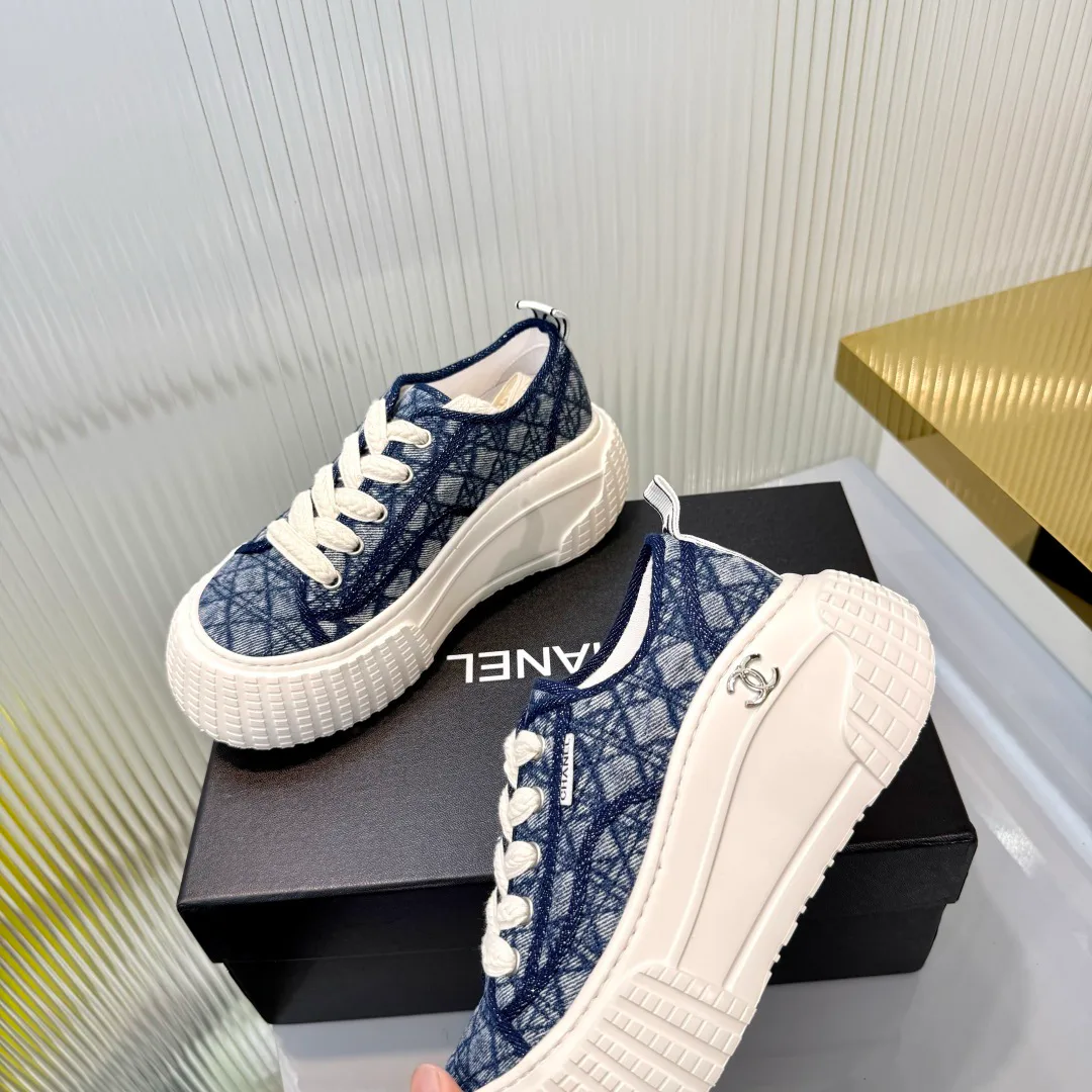 Women's Sneakers CHANEL 18366986