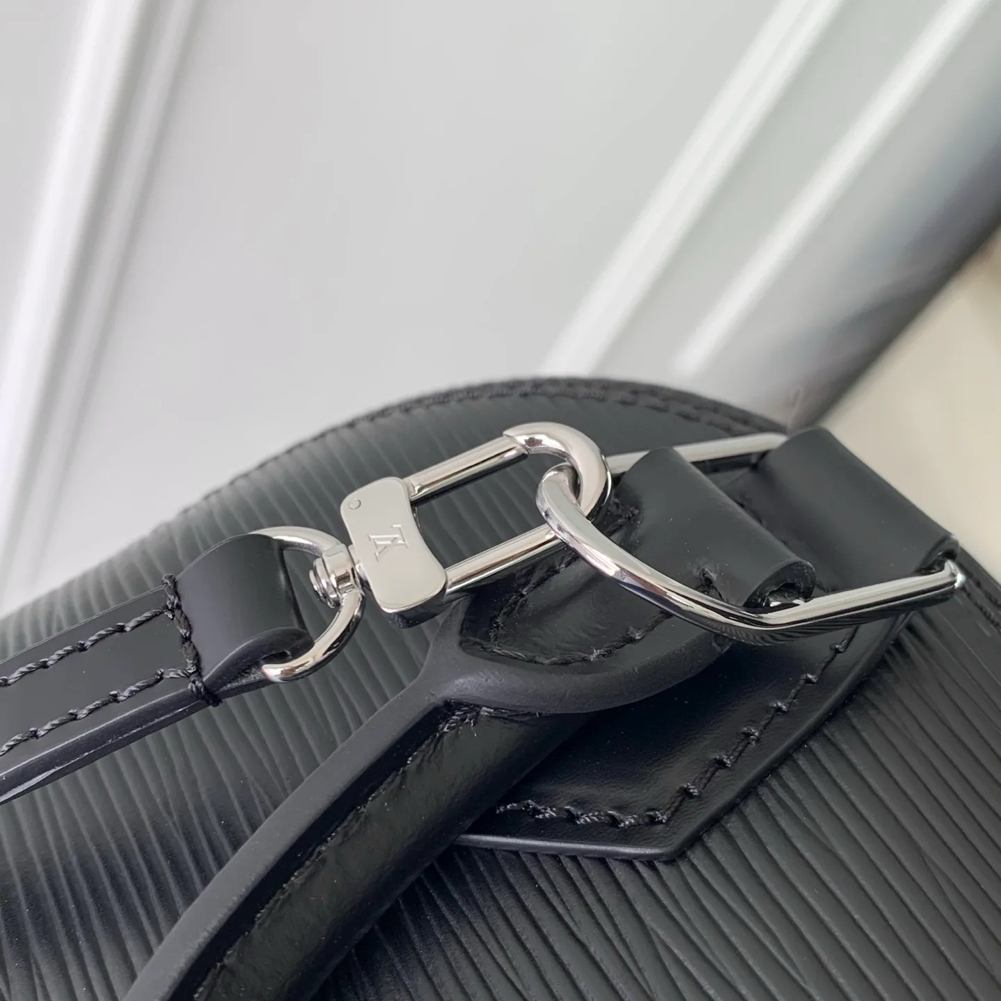 Women's Classic Handbags LOUIS VUITTON 18147537