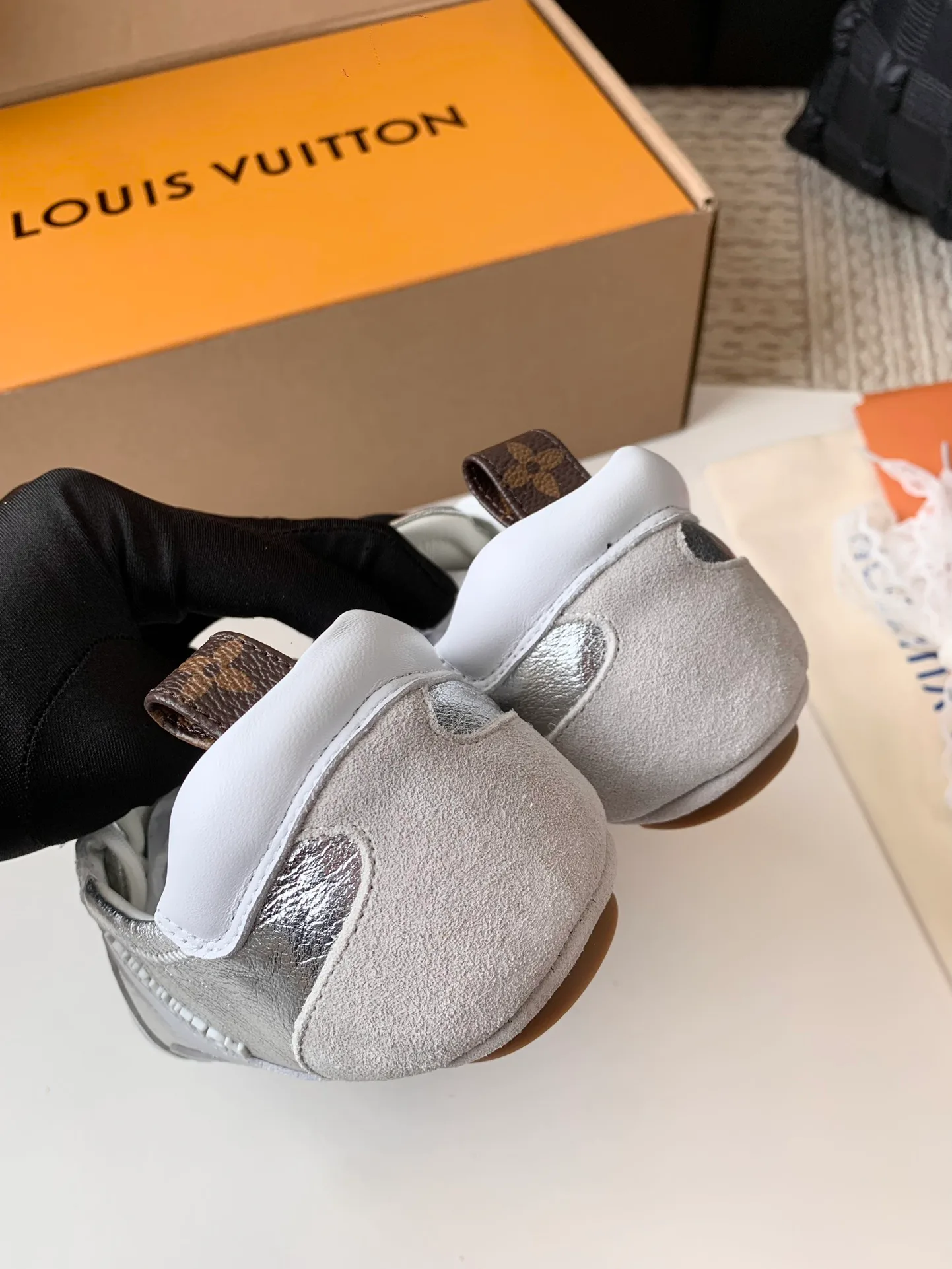 Women's Sneakers LOUIS VUITTON 17753811