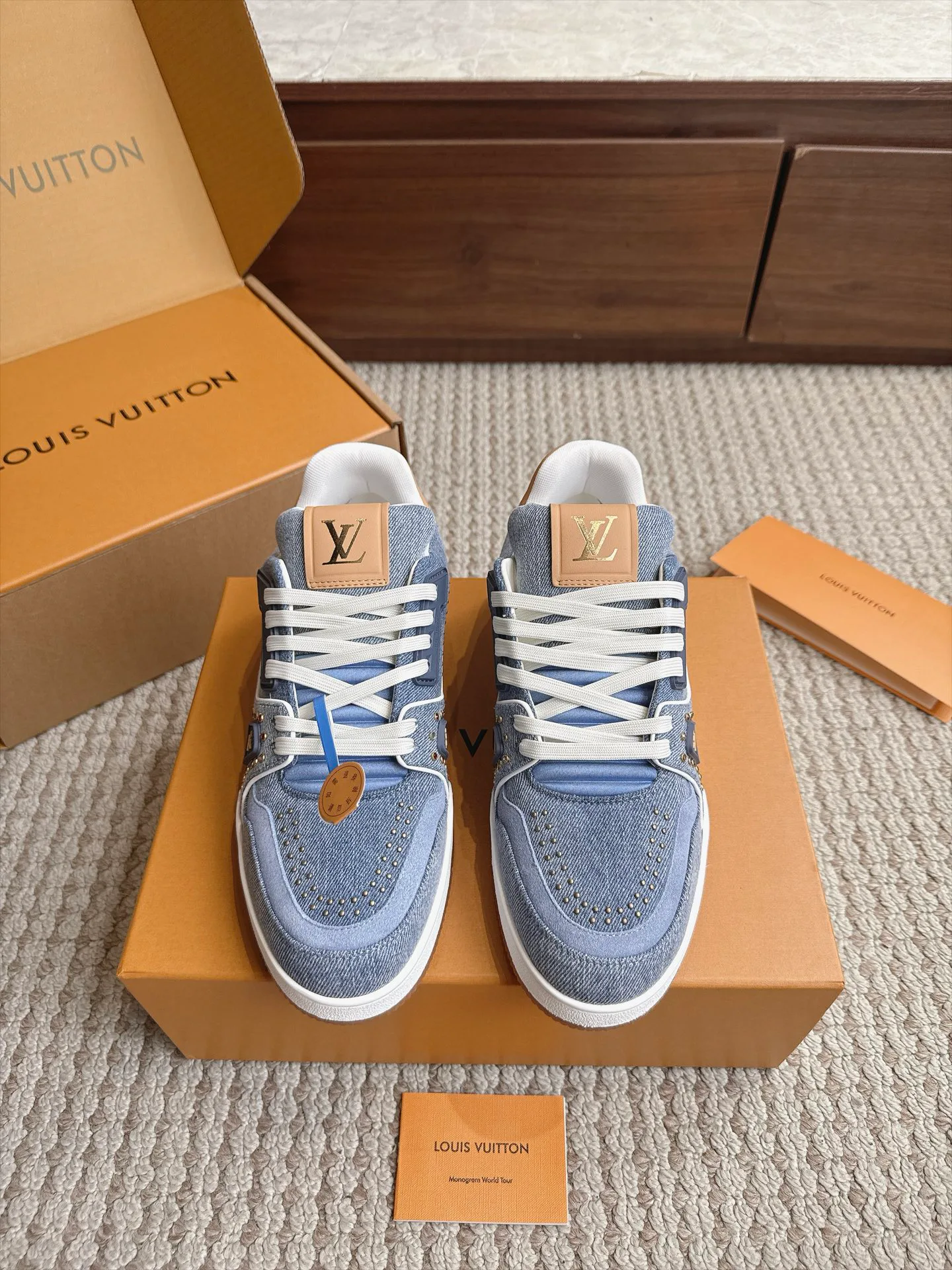 Women's Sneakers LOUIS VUITTON 18039309
