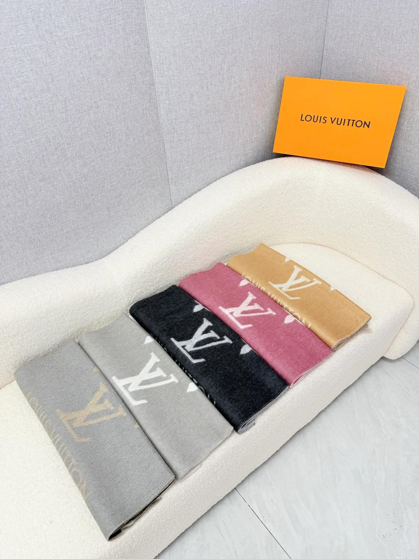 Scarves LOUIS VUITTON 18322328