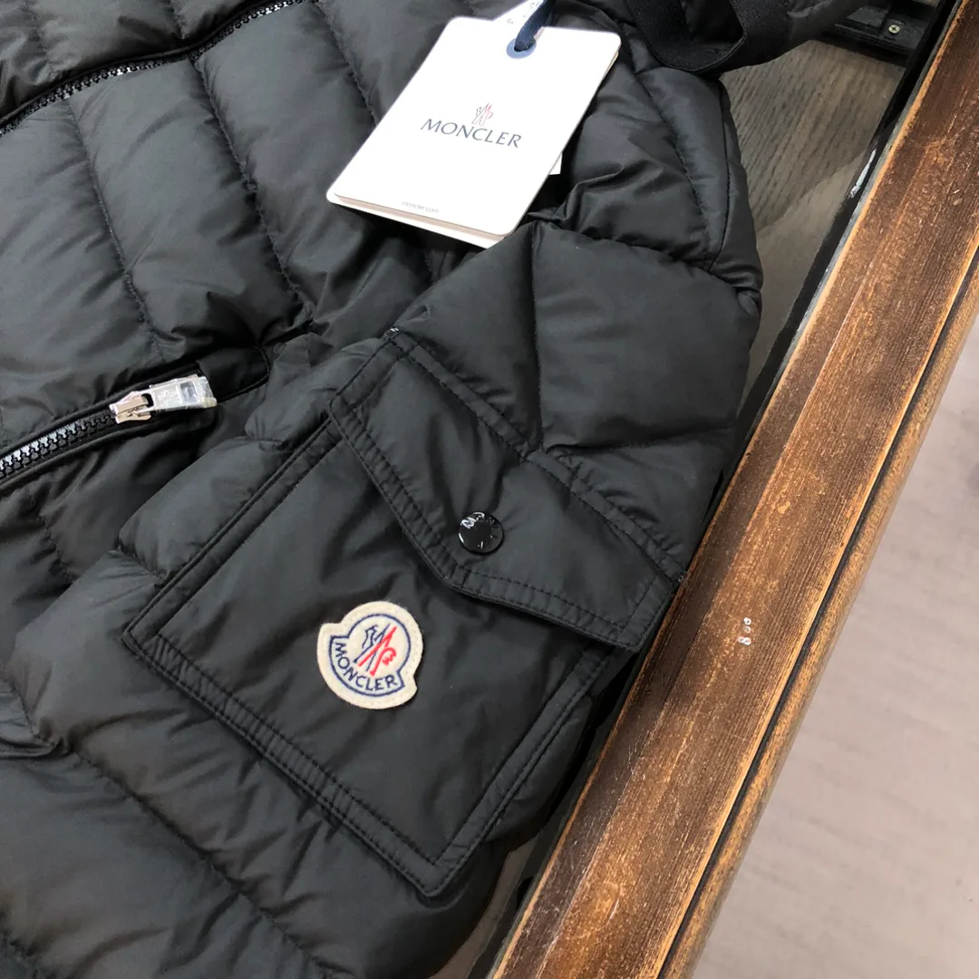 Women's Jackets And Down Jackets MONCLER 18408602