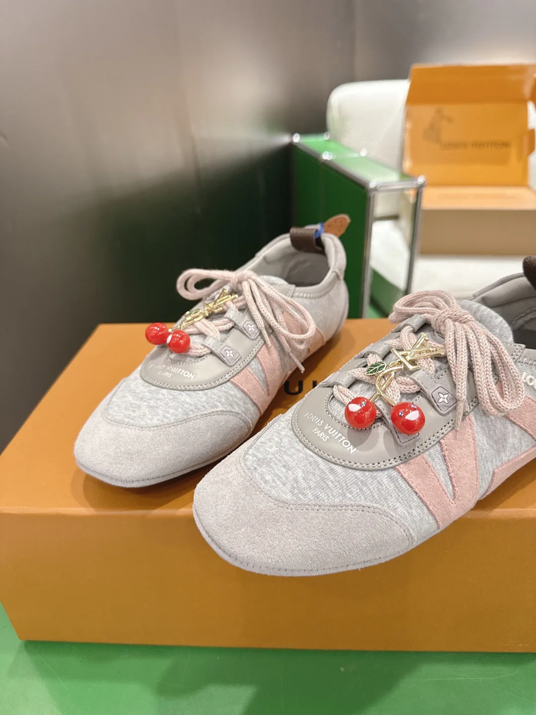 Women's Sneakers LOUIS VUITTON 17699121