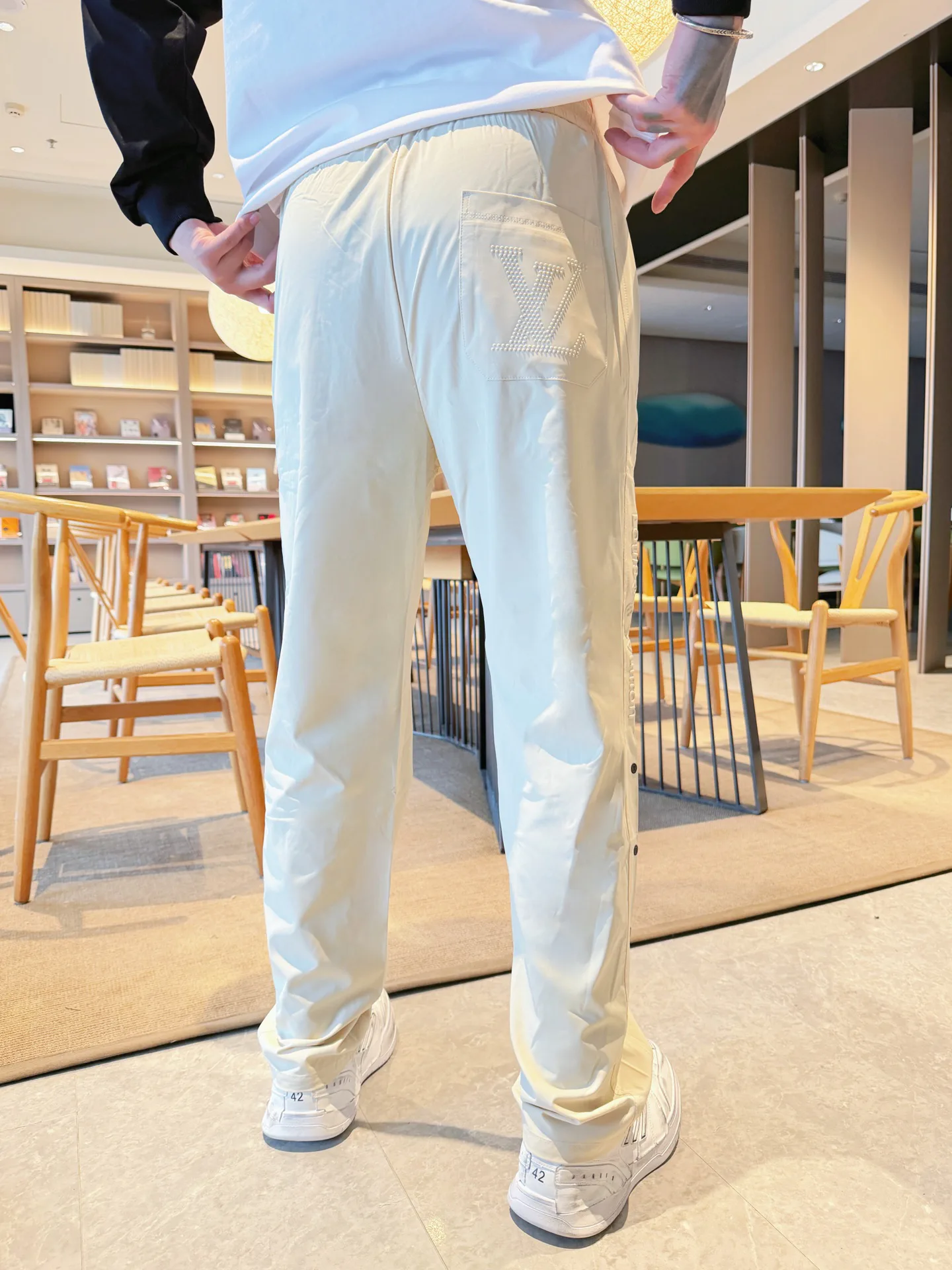 Men's Trousers LOUIS VUITTON 18345818