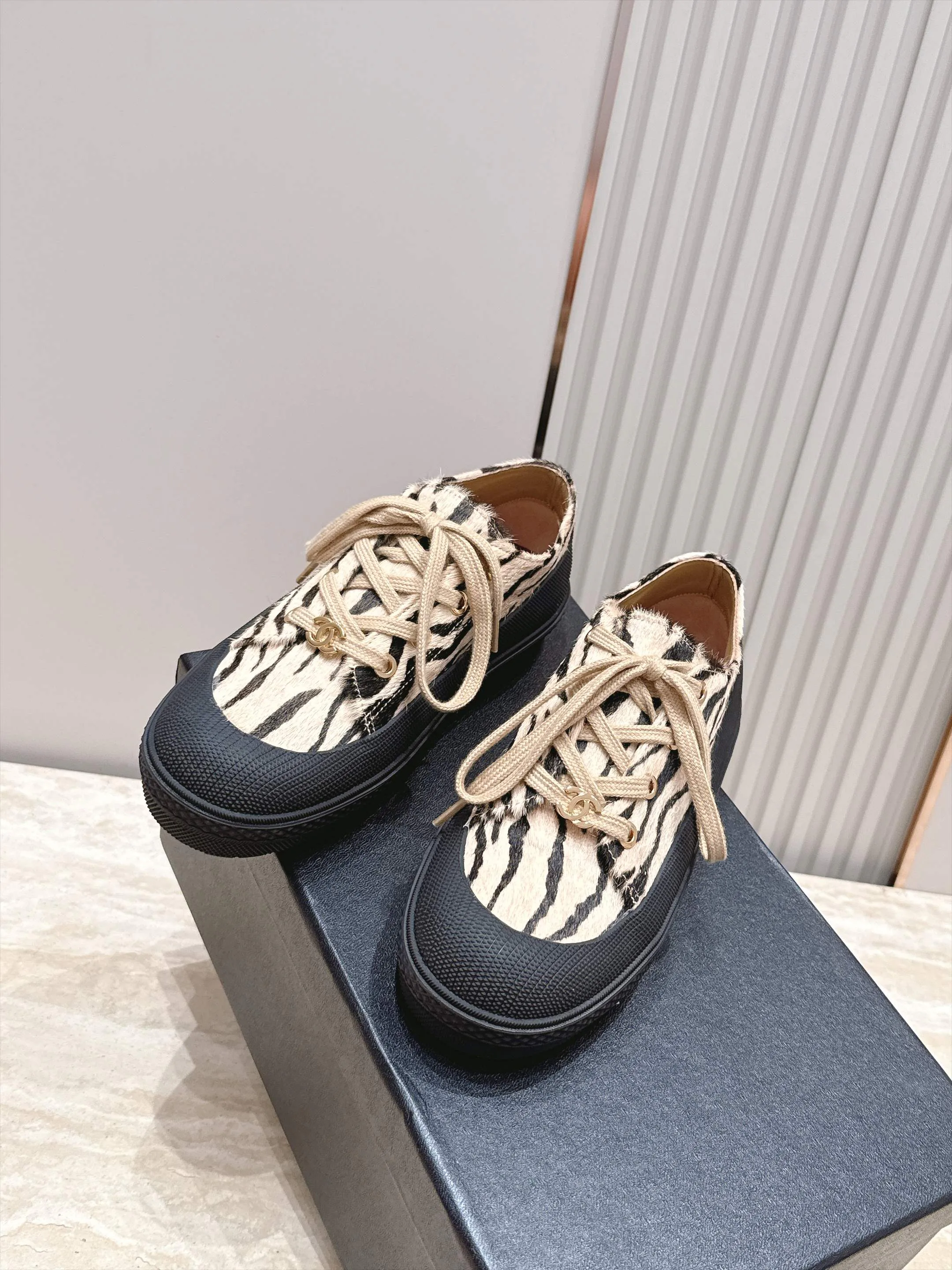 Women's Sneakers CHANEL 18025276