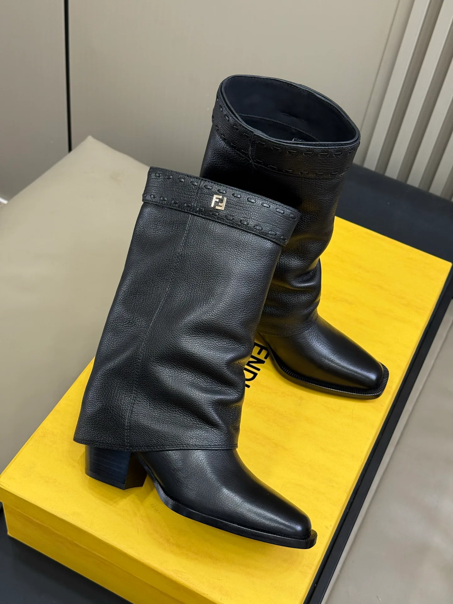 Women's Boots FENDI 18370132