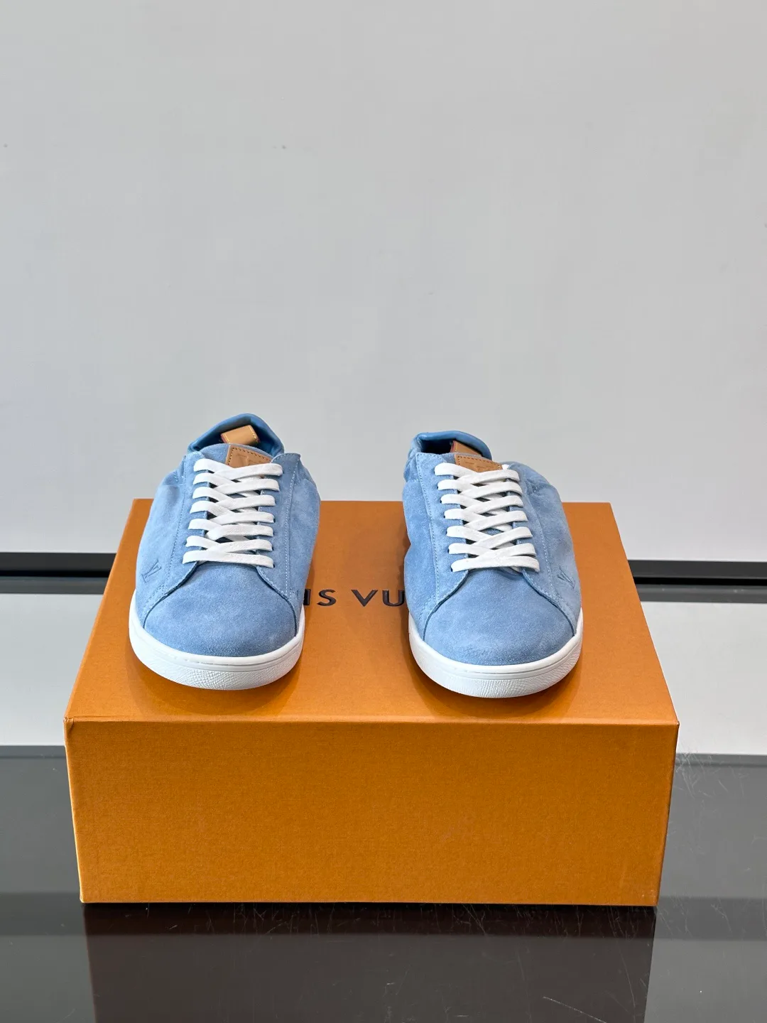 Men's Sneakers LOUIS VUITTON 18263699