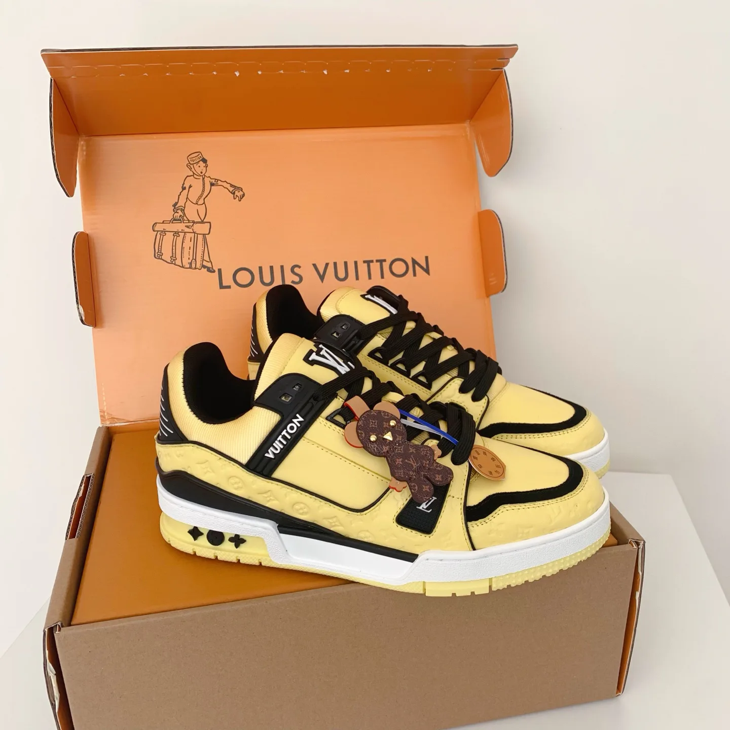 Women's Sneakers LOUIS VUITTON 18258384