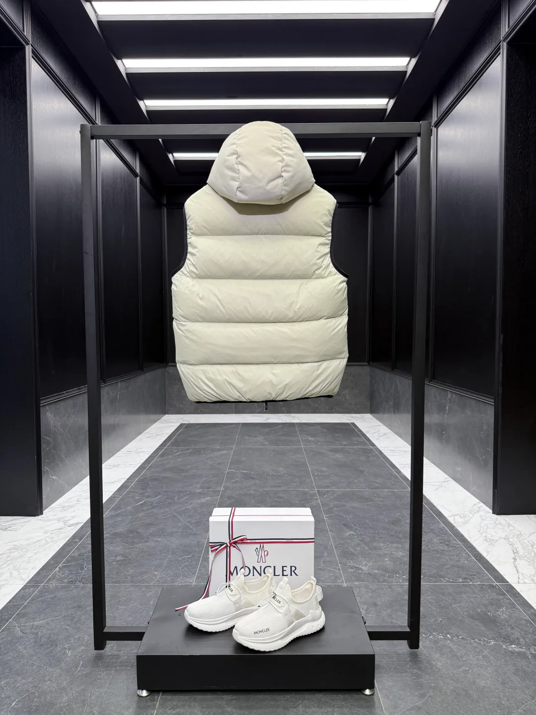 Men's Vests MONCLER 18007726