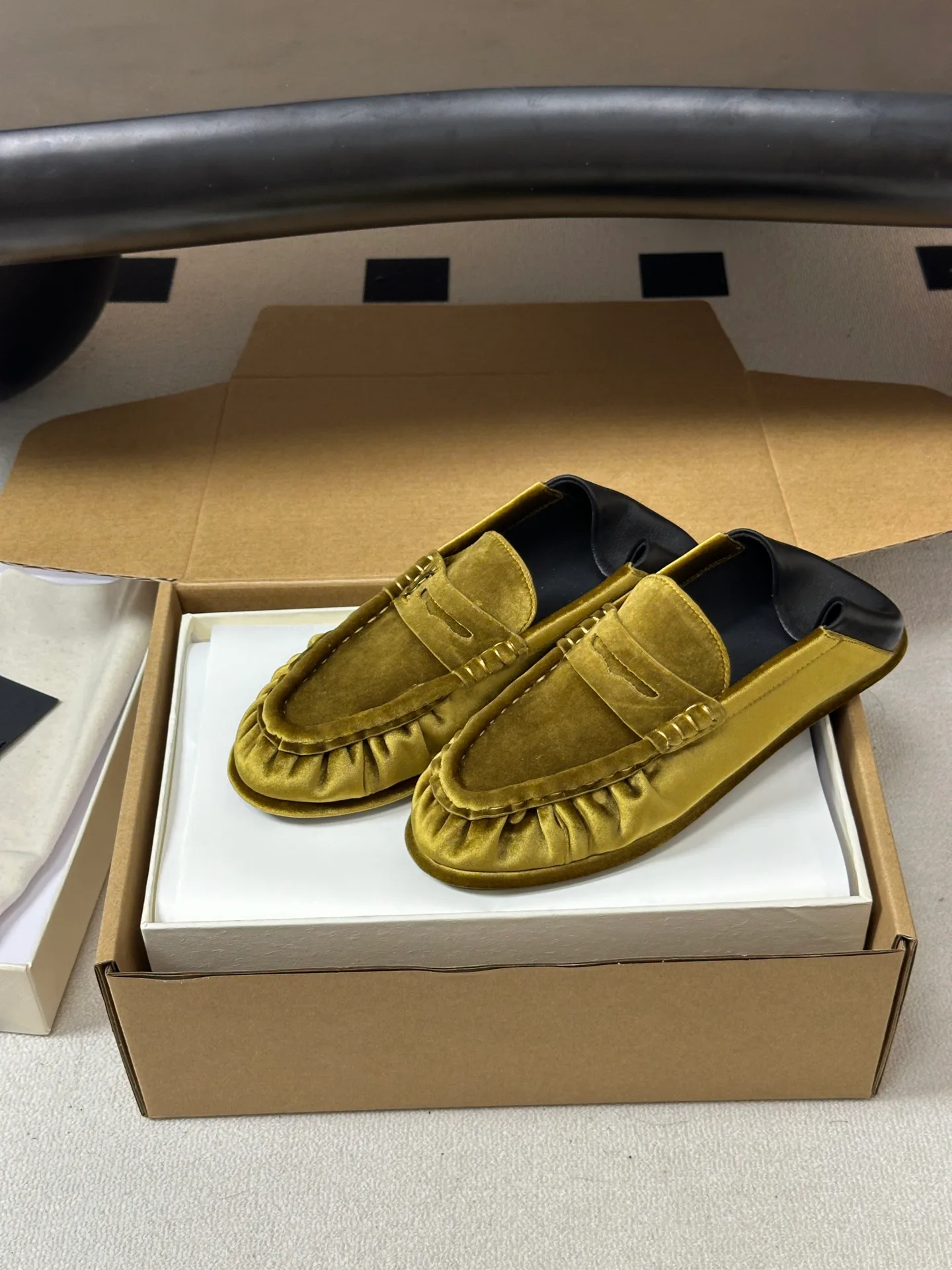 Women's Loafers And Moccasins SAINT LAURENT 18049138