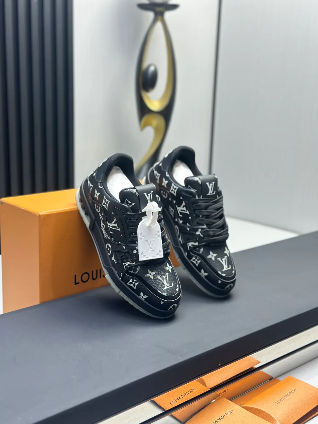 Women's Sneakers LOUIS VUITTON 18011572