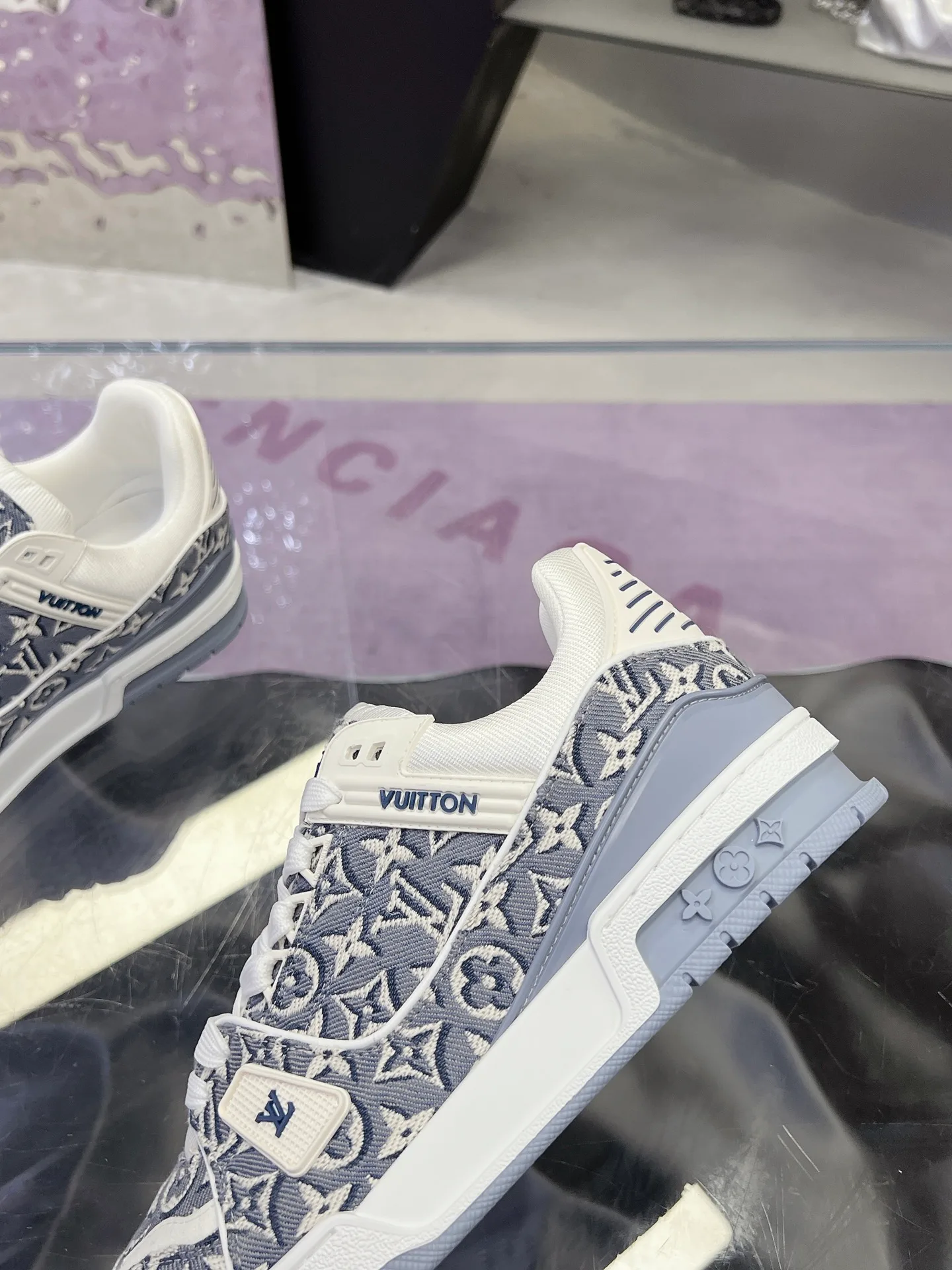 Women's Sneakers LOUIS VUITTON 17368600