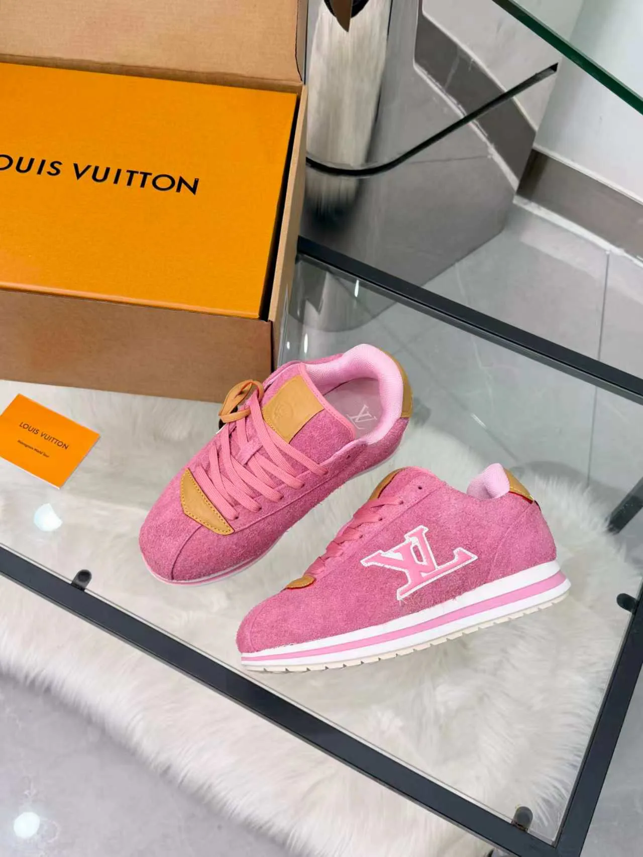 Women's Sneakers LOUIS VUITTON 18417397