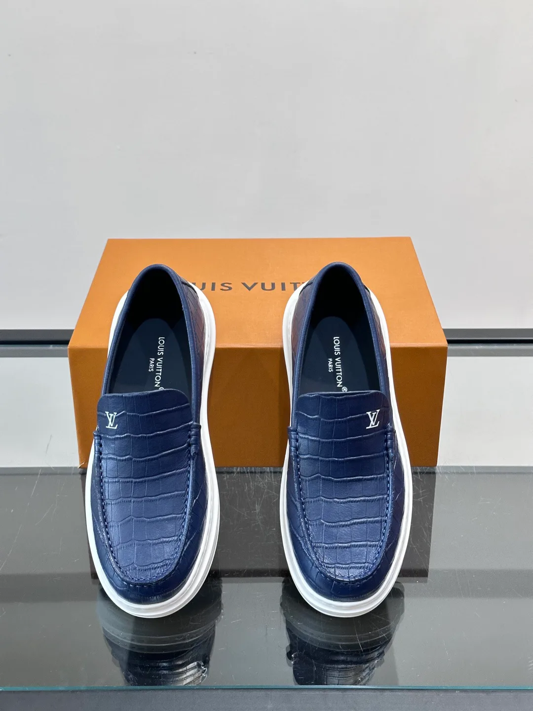 Men's Loafers And Dress Shoes LOUIS VUITTON 17806103