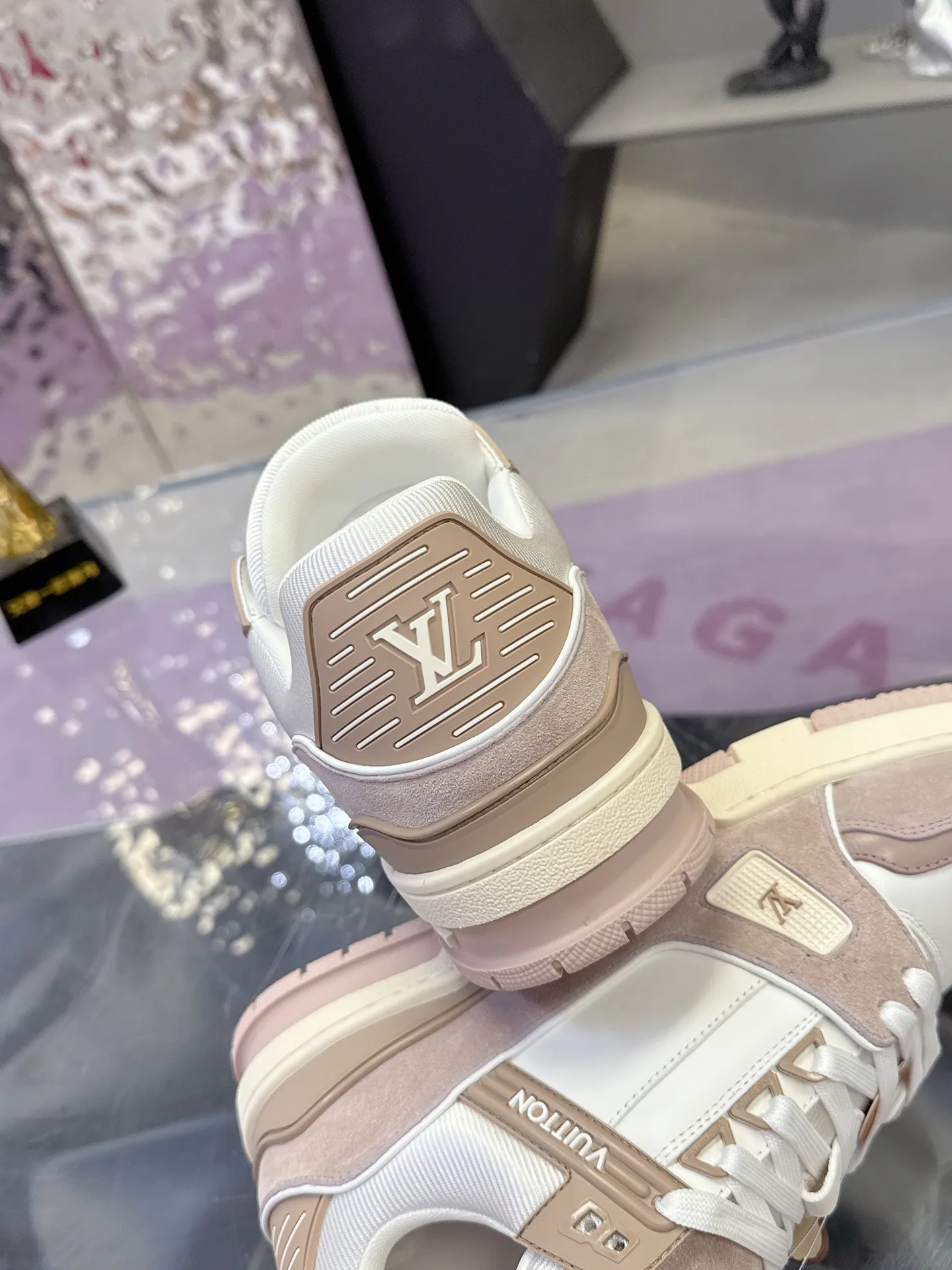 Women's Sneakers LOUIS VUITTON 18104015