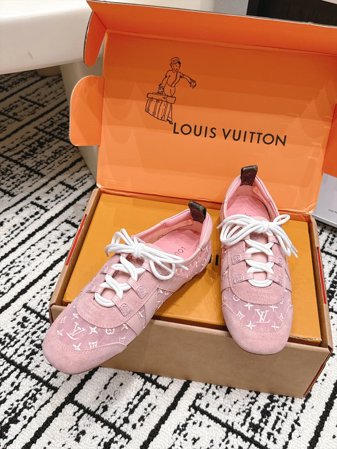 Women's Sneakers LOUIS VUITTON 17978319