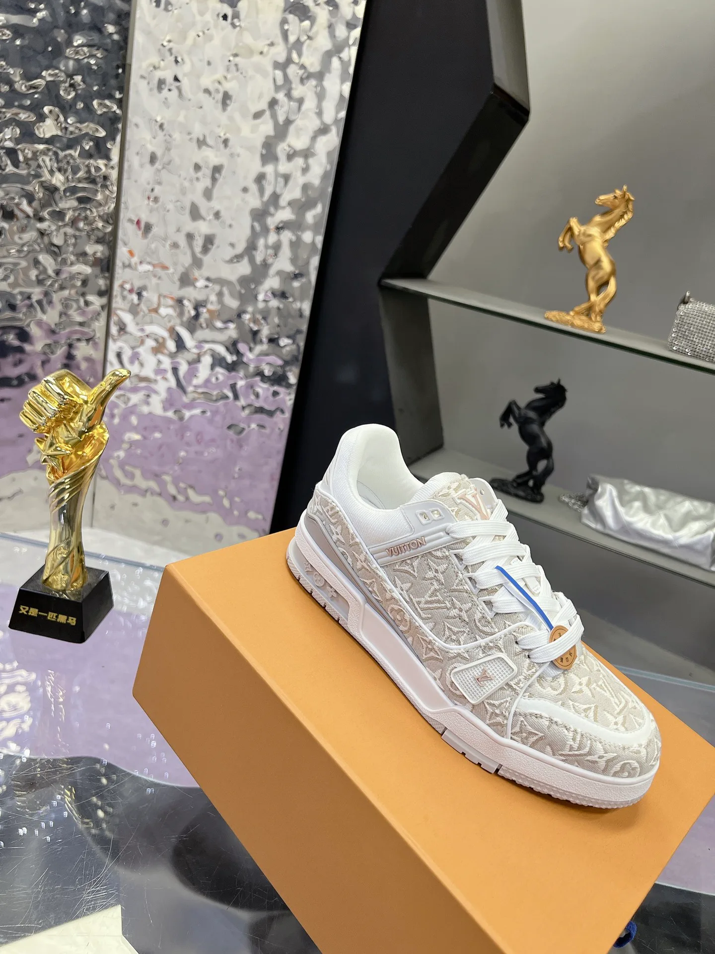 Men's Sneakers LOUIS VUITTON 17635618