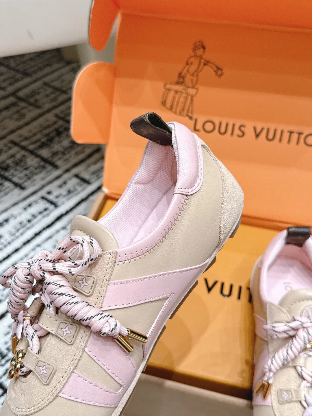 Women's Sneakers LOUIS VUITTON 17978325