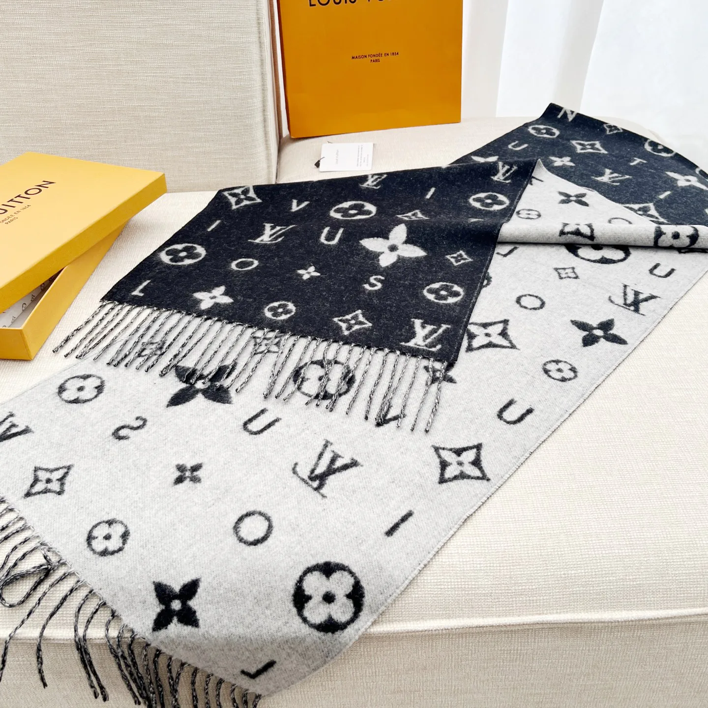 Scarves LOUIS VUITTON 18261912