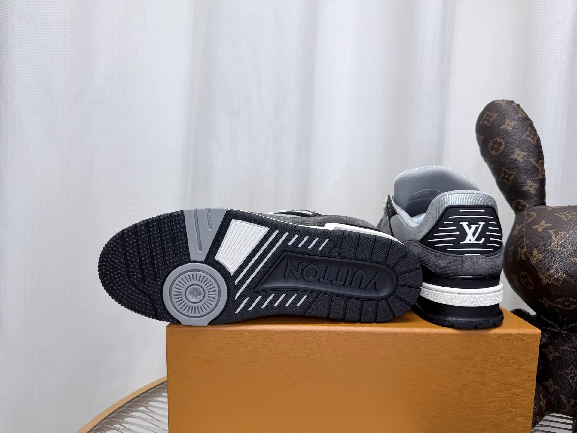 Men's Sneakers LOUIS VUITTON 18234390