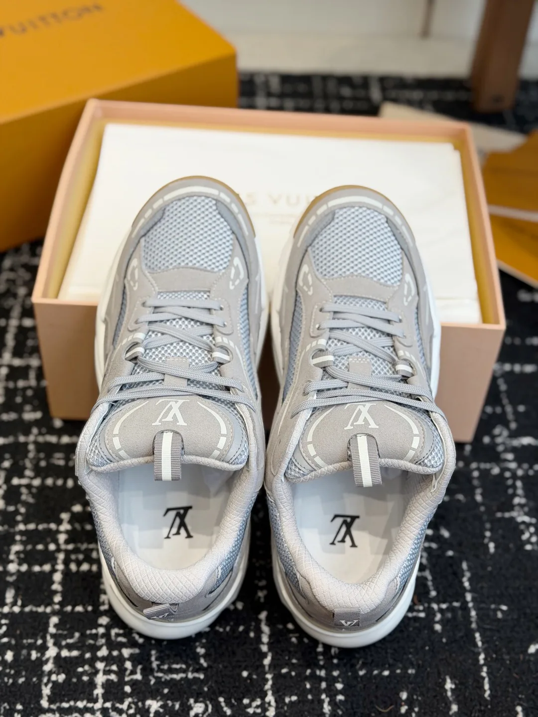 Men's Sneakers LOUIS VUITTON 17437986