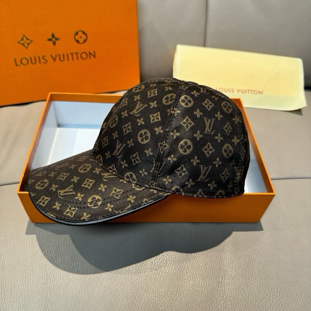 Hats LOUIS VUITTON 18347072