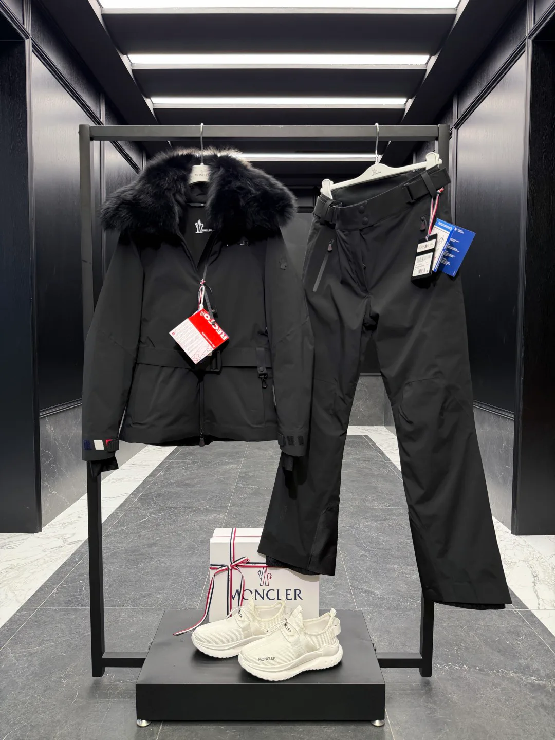Women's Jackets And Down Jackets MONCLER 18134286