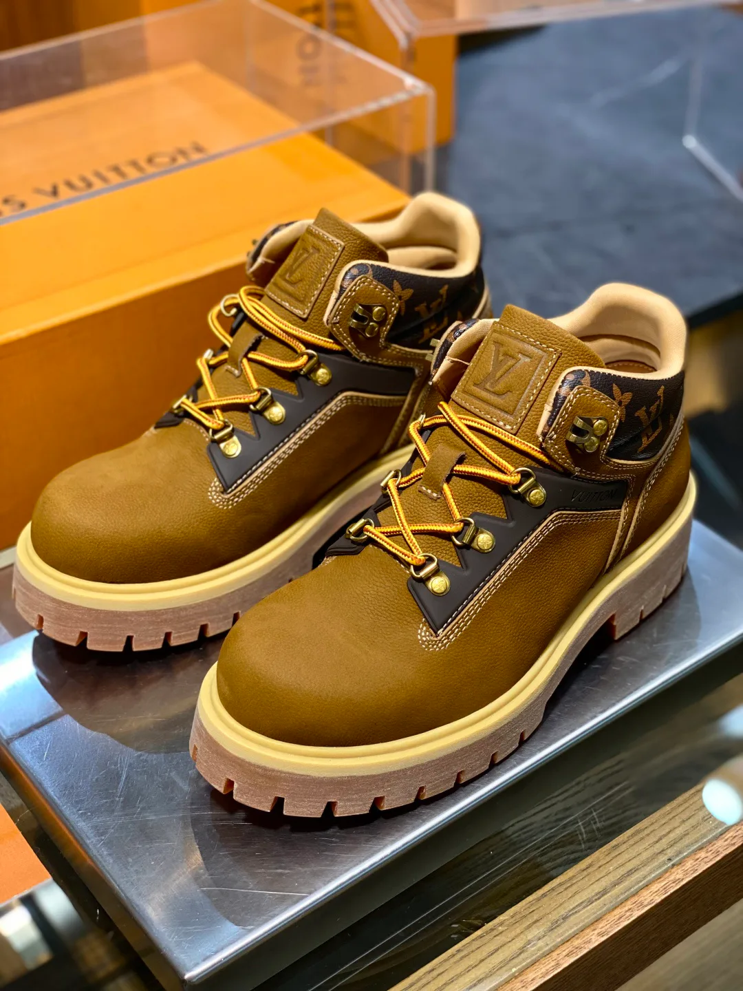 Men's Ankle Boots LOUIS VUITTON 18363479