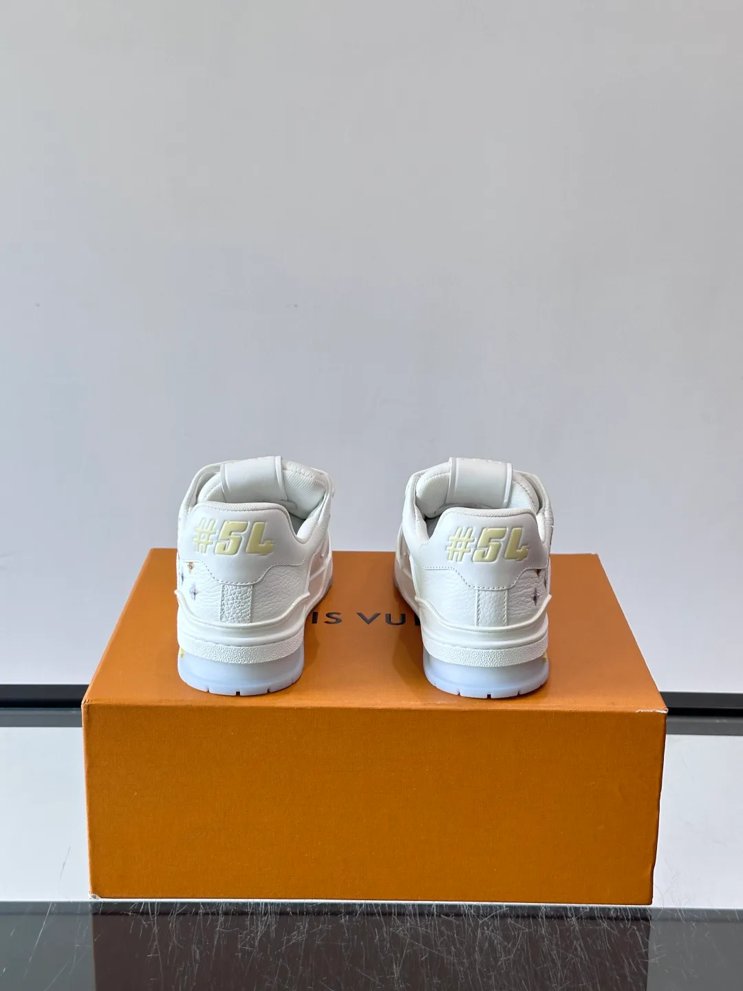 Women's Sneakers LOUIS VUITTON 17588568