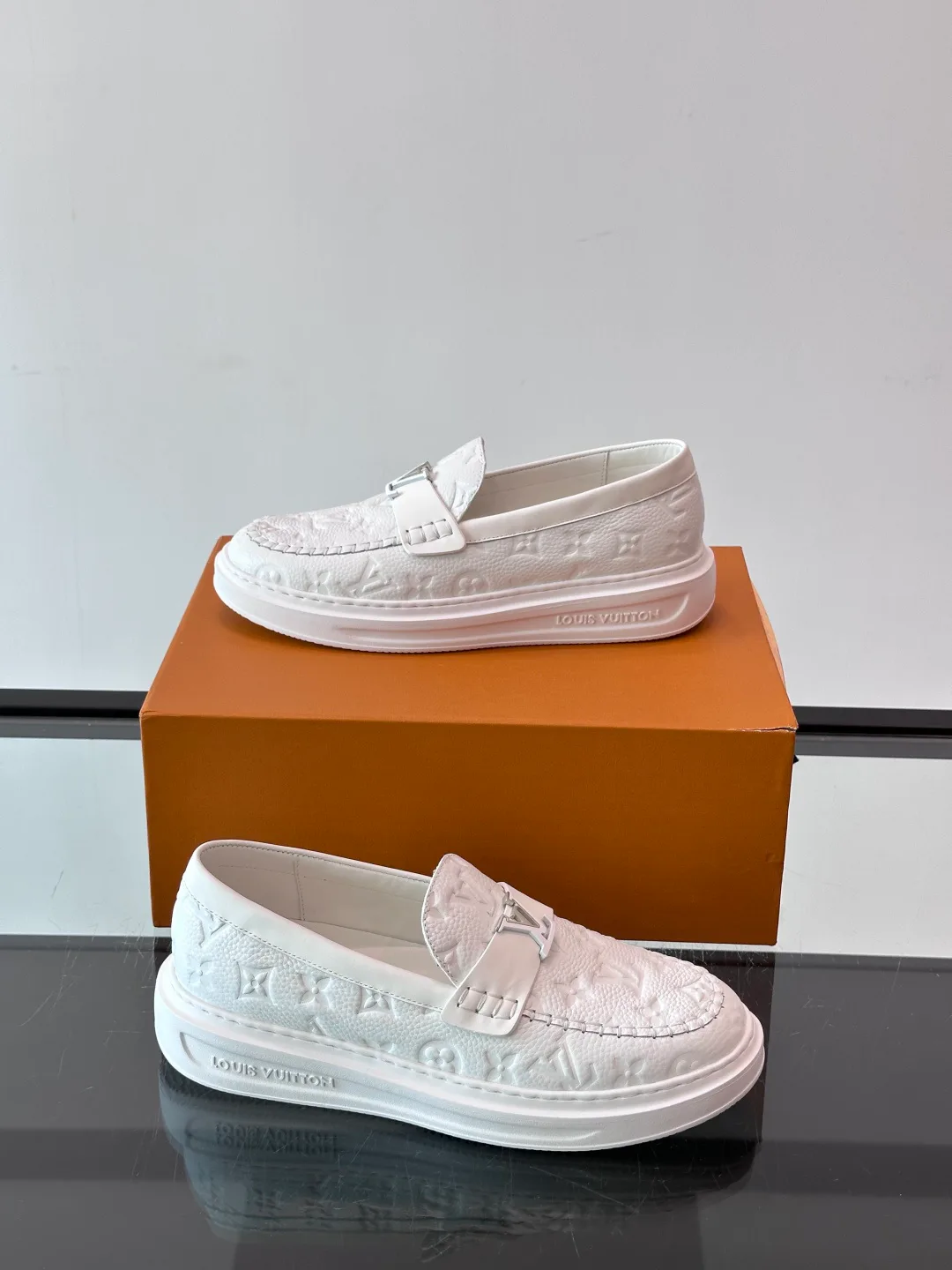 Men's Loafers And Dress Shoes LOUIS VUITTON 18400588