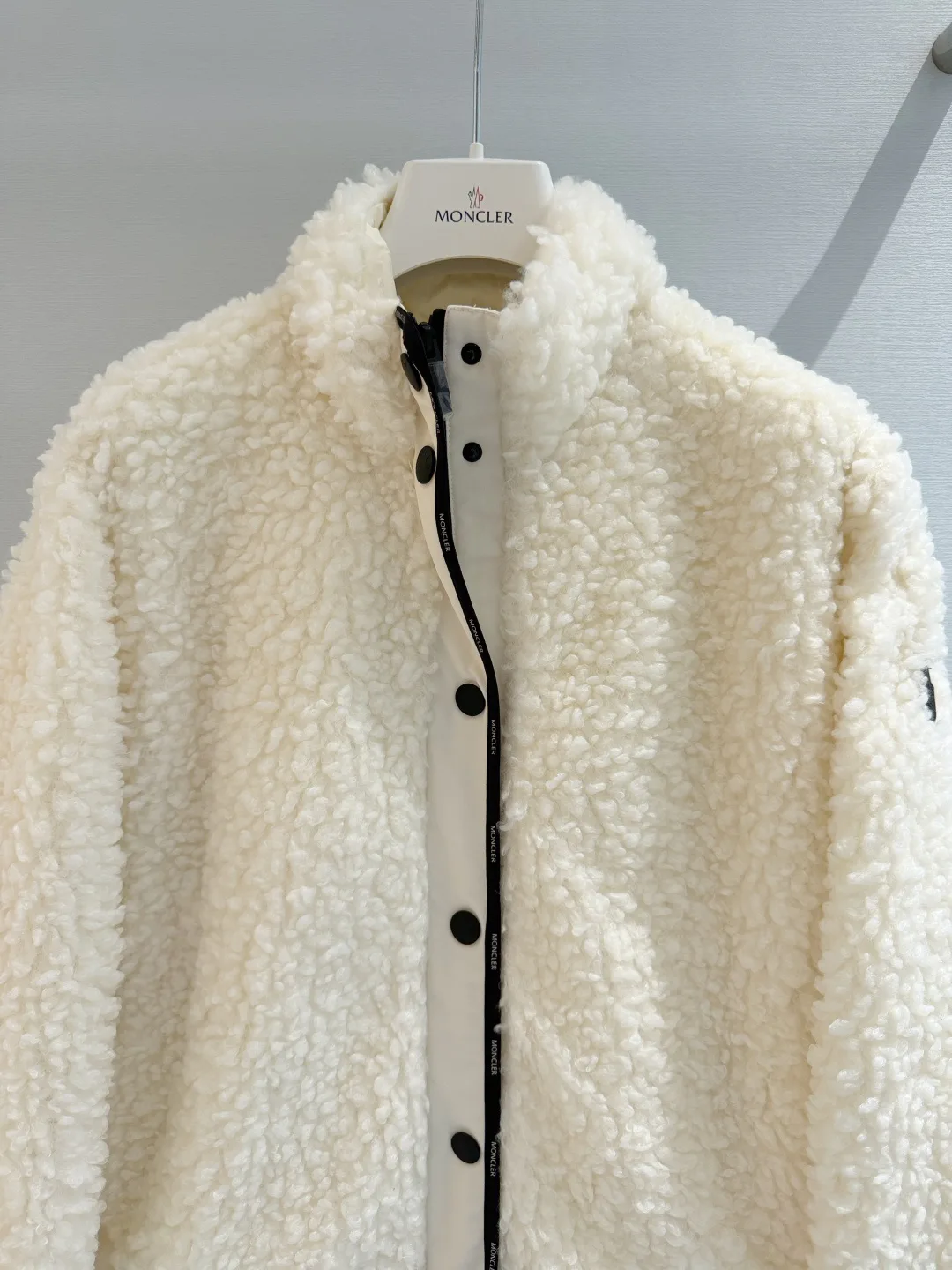 Women's Jackets And Down Jackets MONCLER 18049822