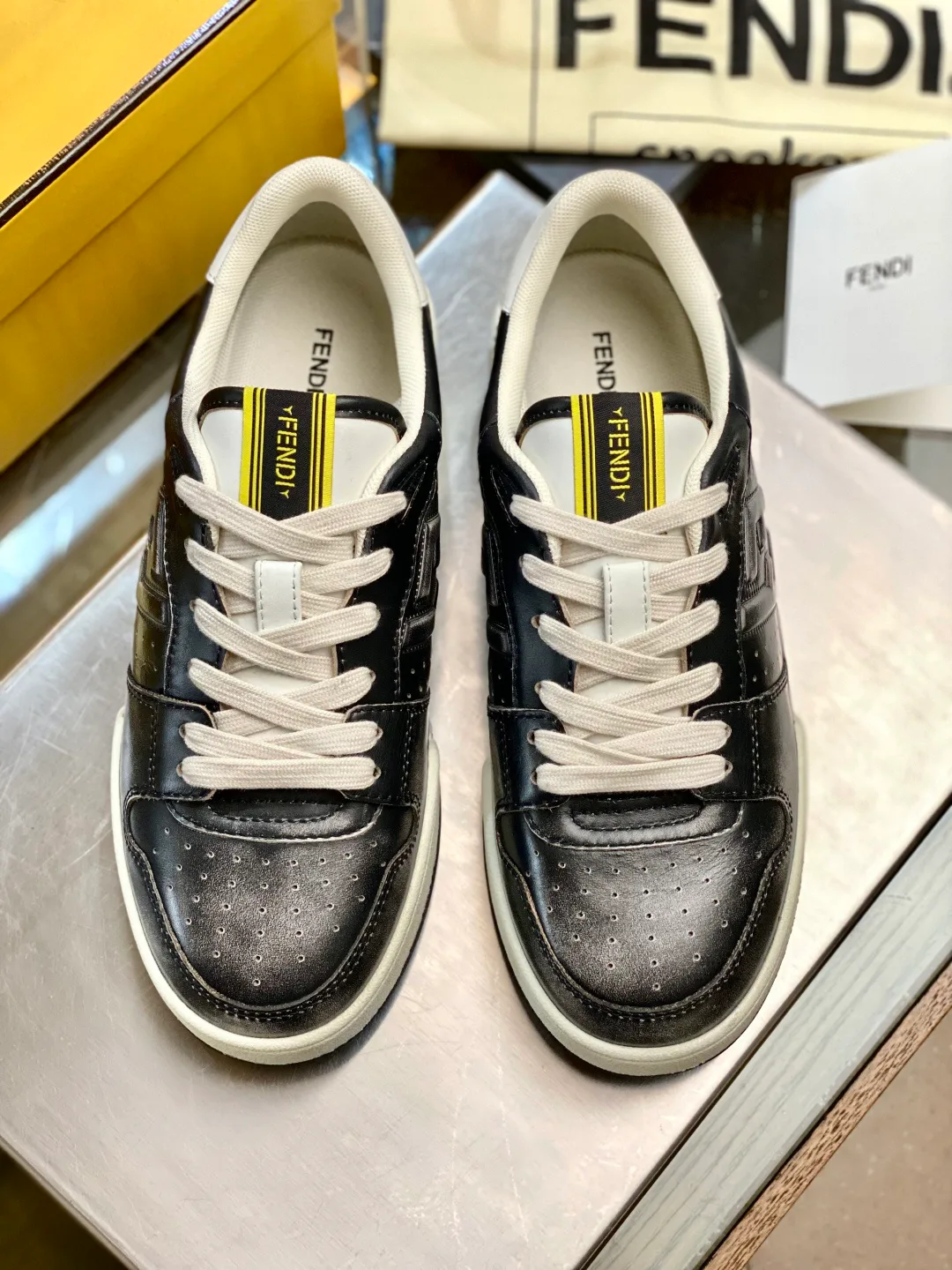Women's Sneakers FENDI 18119370