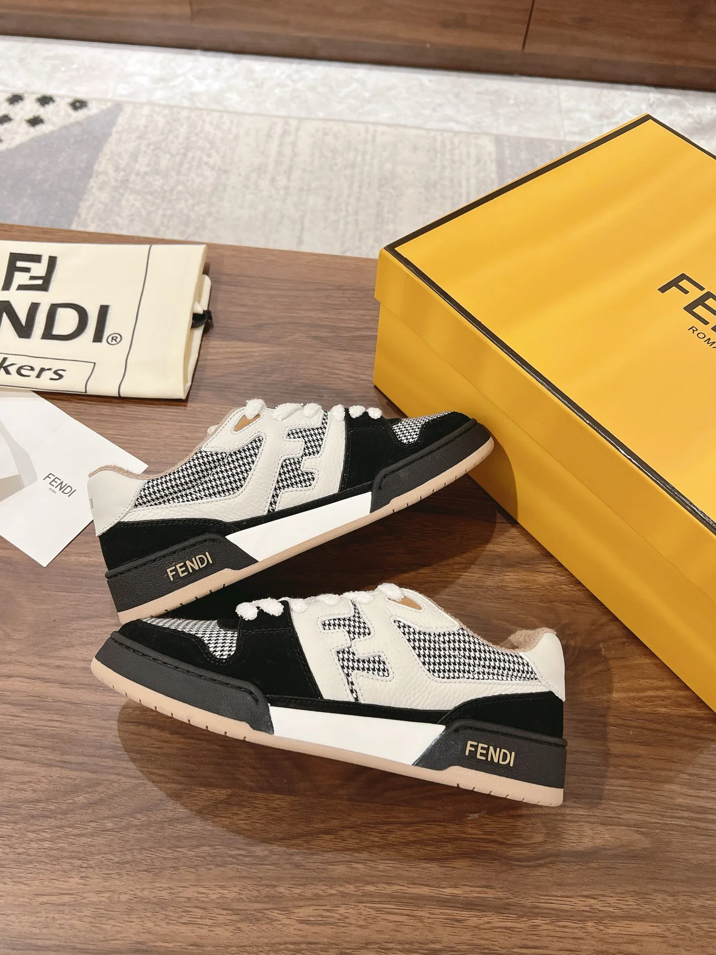 Women's Sneakers FENDI 18219592
