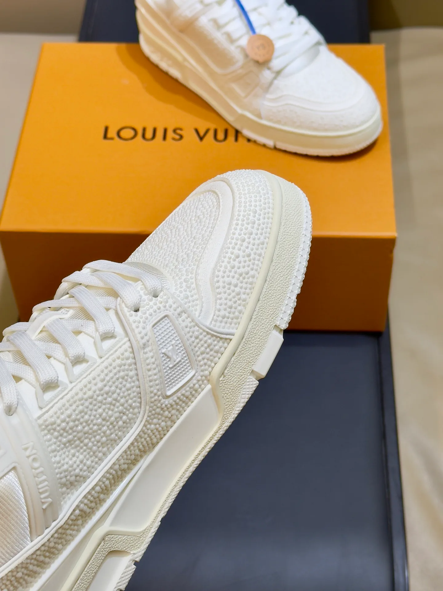 Women's Sneakers LOUIS VUITTON 18073560