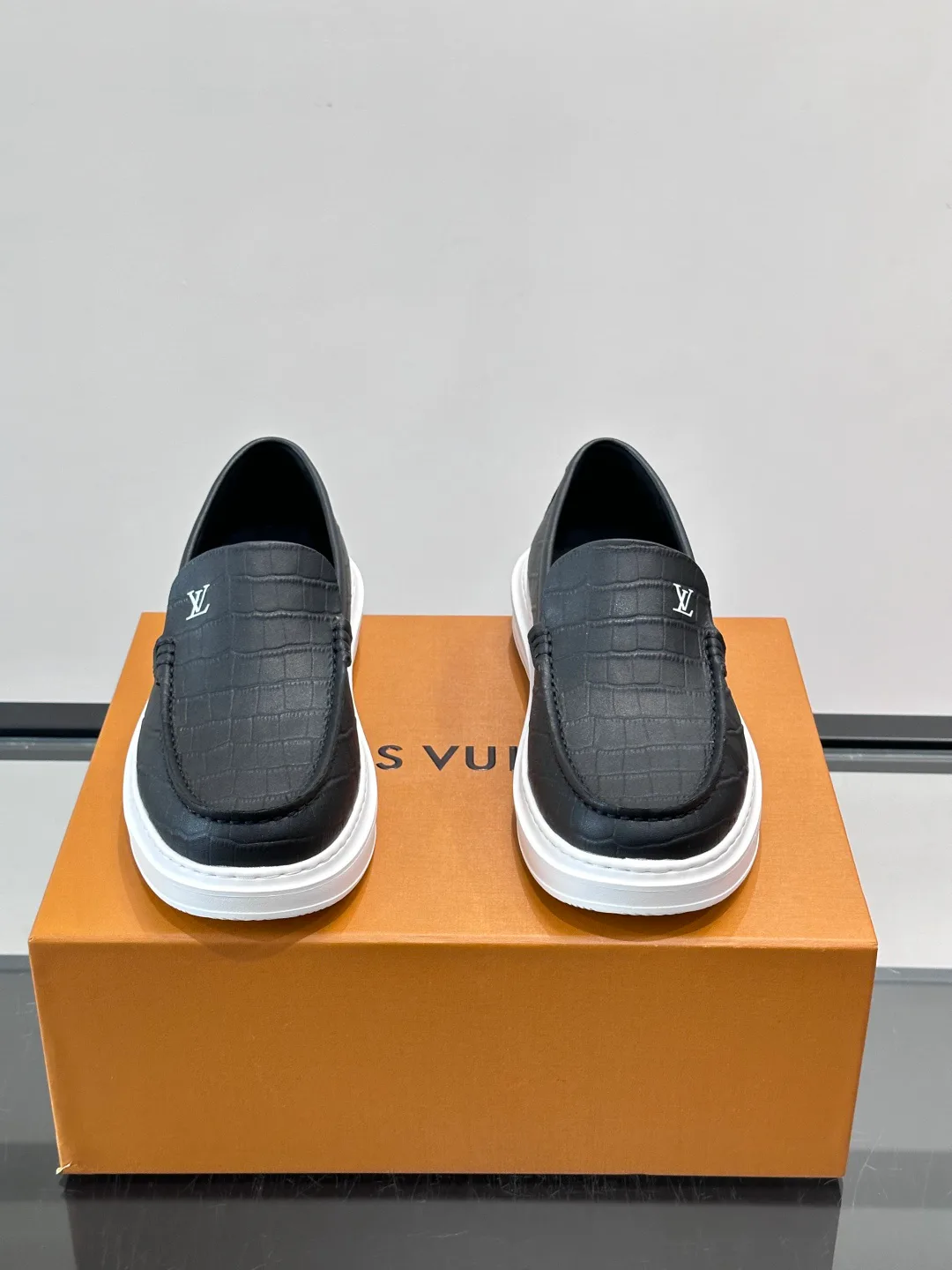 Men's Loafers And Dress Shoes LOUIS VUITTON 17806107