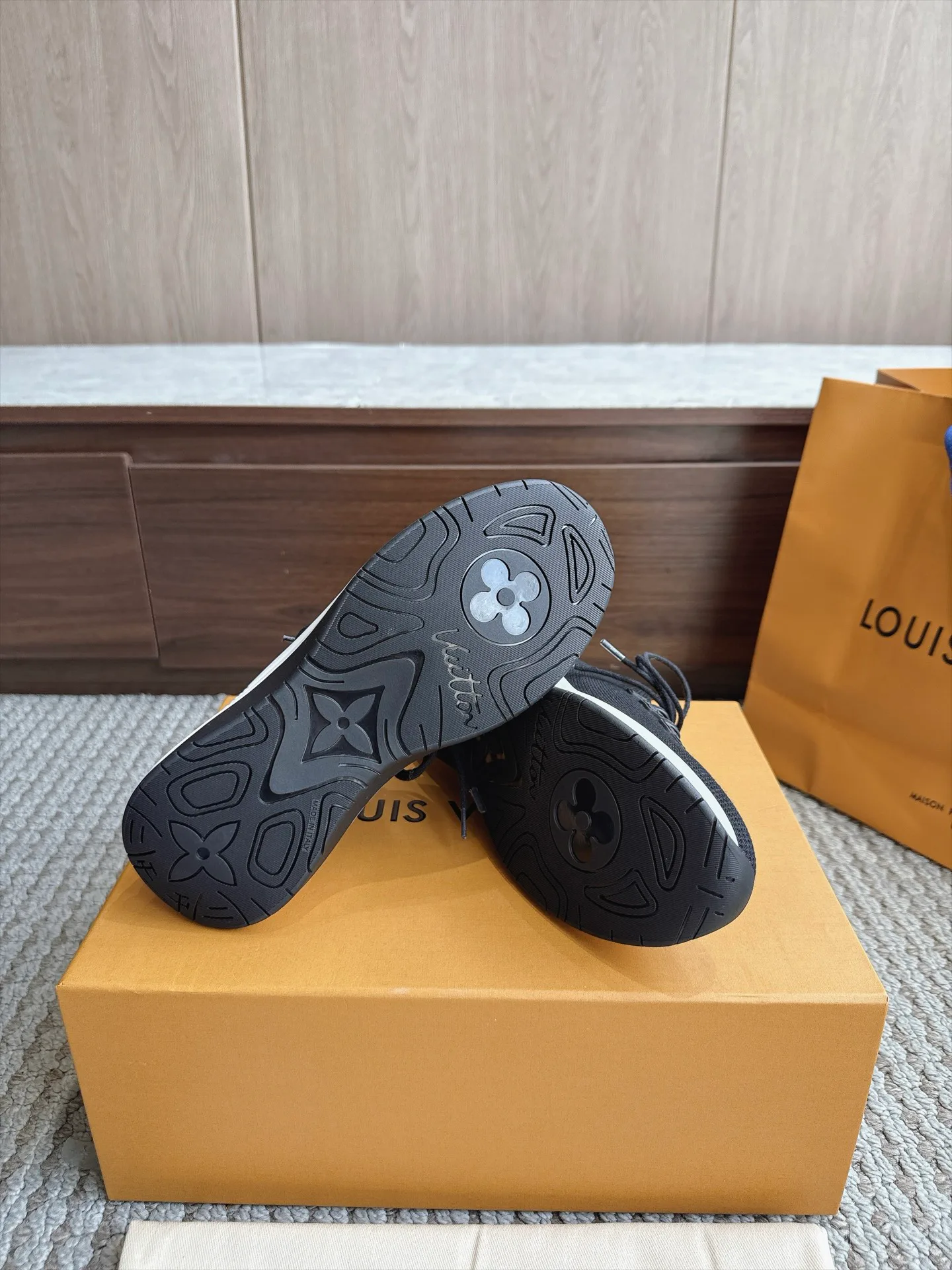 Women's Sneakers LOUIS VUITTON 18333243