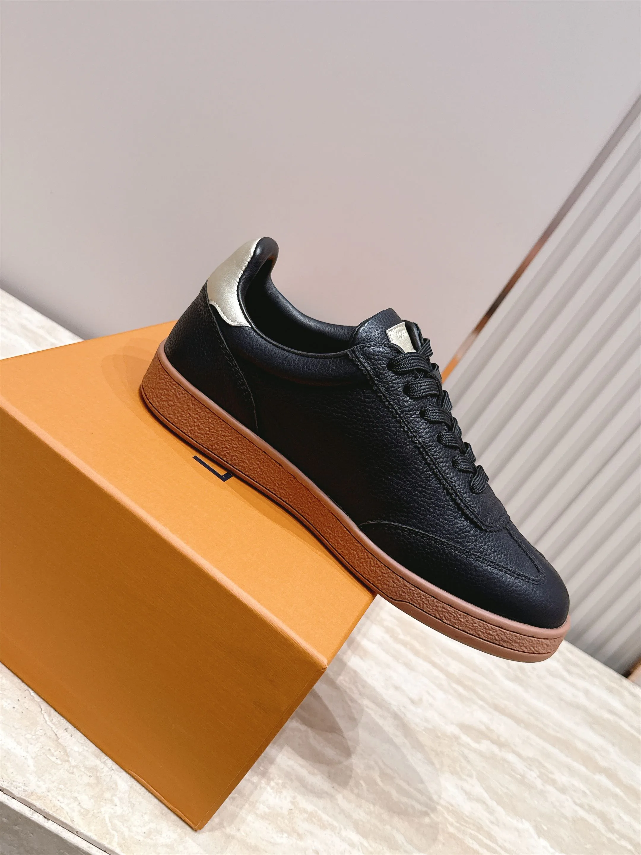 Women's Sneakers LOUIS VUITTON 18492490